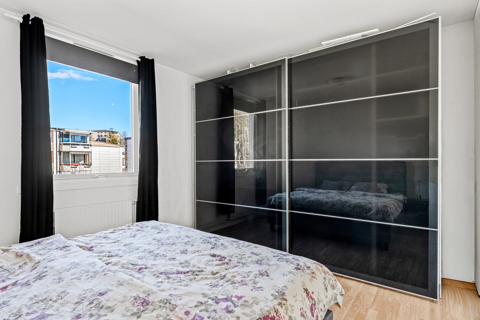 Hovedsoverom med god plass til dobbeltseng og garderobe. Galleribilde