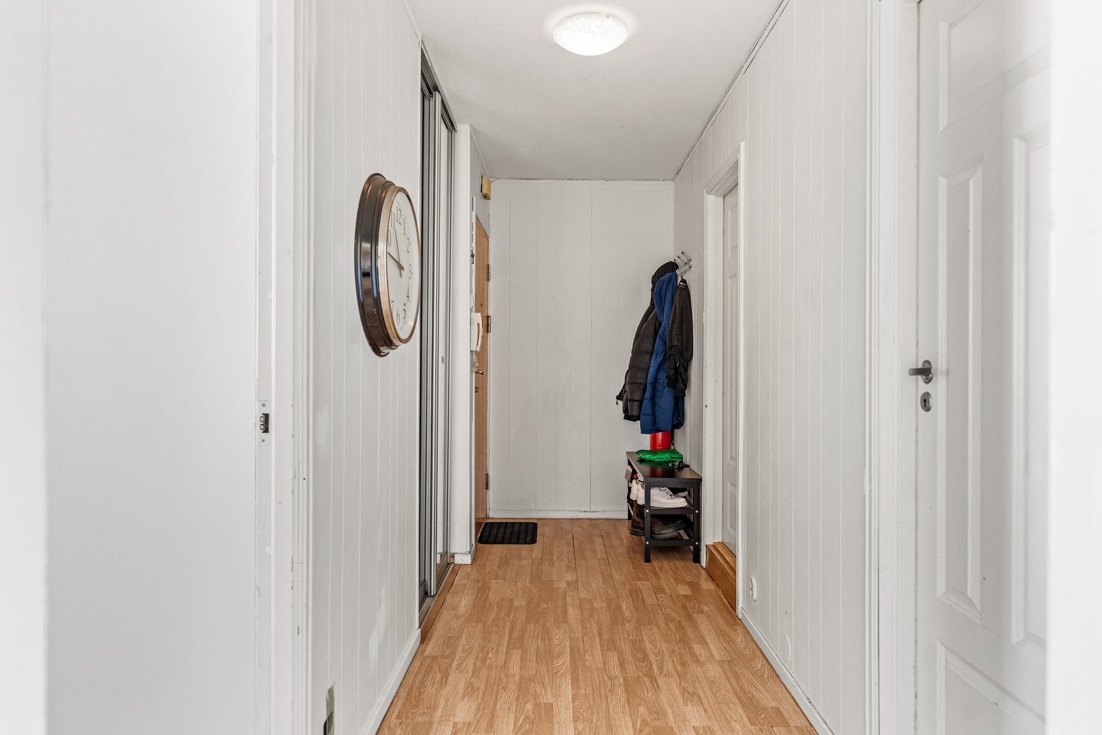 Lys entré med plass til oppbevaring av yttertøy og sko. Galleribilde