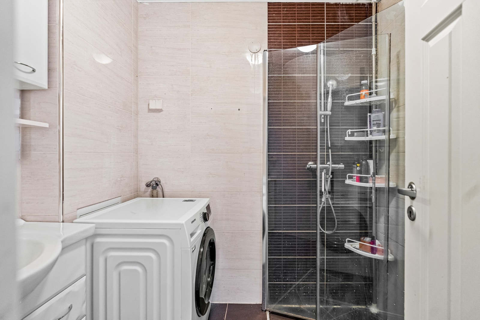 Opplegg for vaskemaskin på badet. Galleribilde