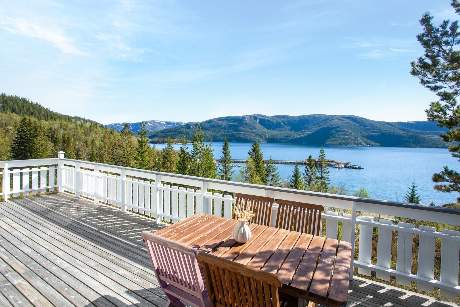Fra stuen er det utgang til terrasse på 23,5 kvm. Galleribilde