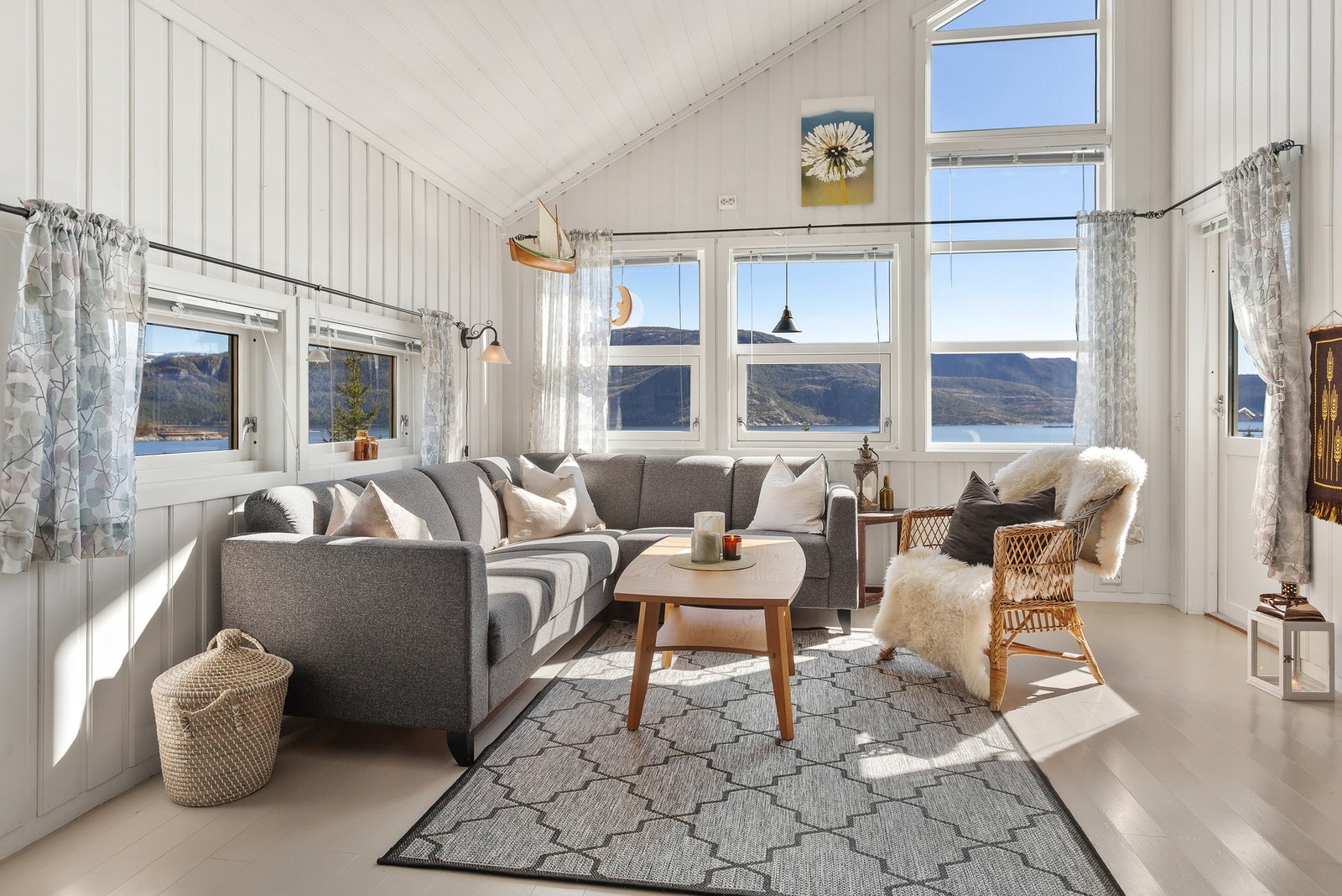Det er både generøs takhøyde og vindusflater, noe som gir hytta et moderne uttrykk! Galleribilde
