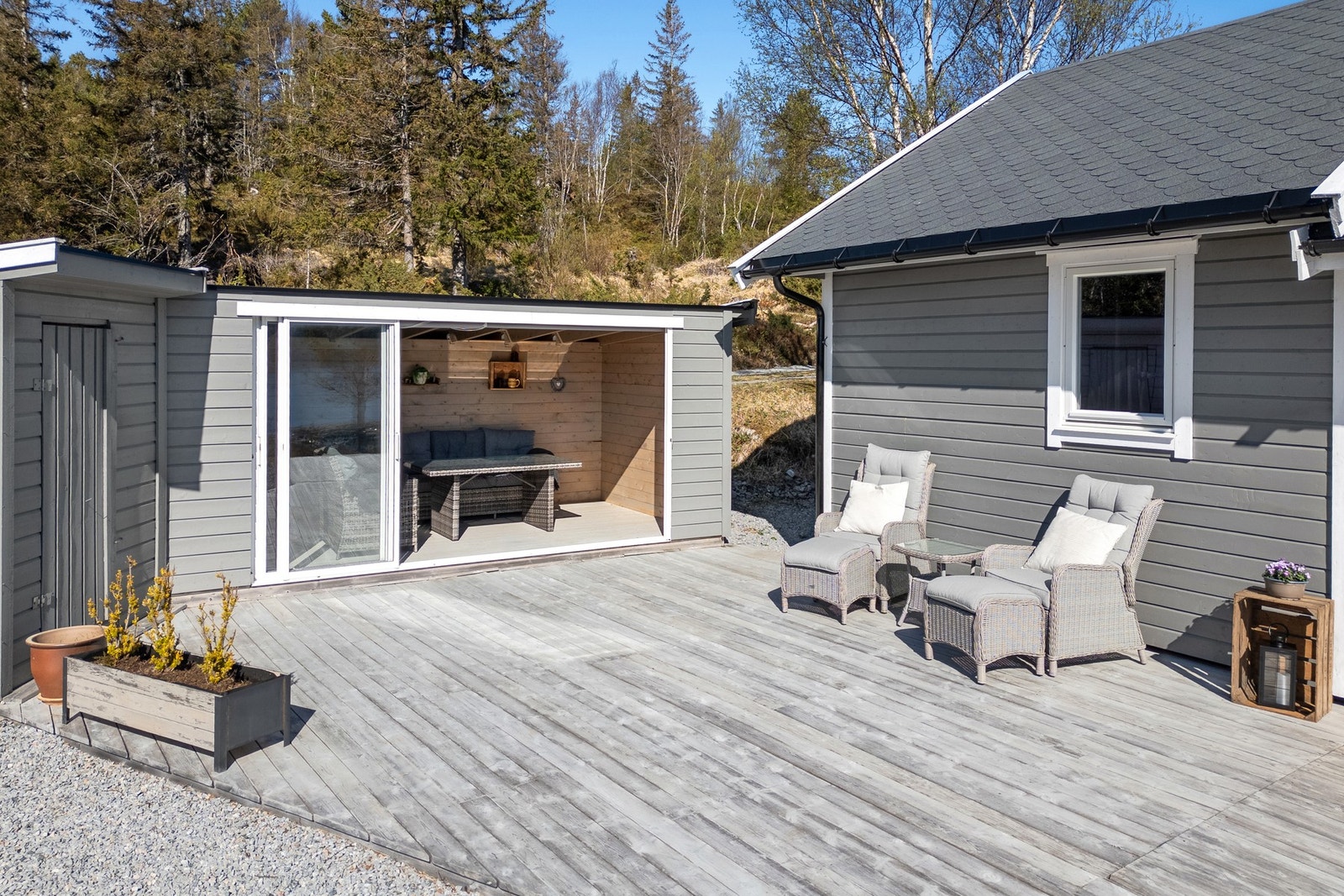 Inngangspartiet er pent opparbeidet med terrasse på ca 50,5 kvm. Galleribilde