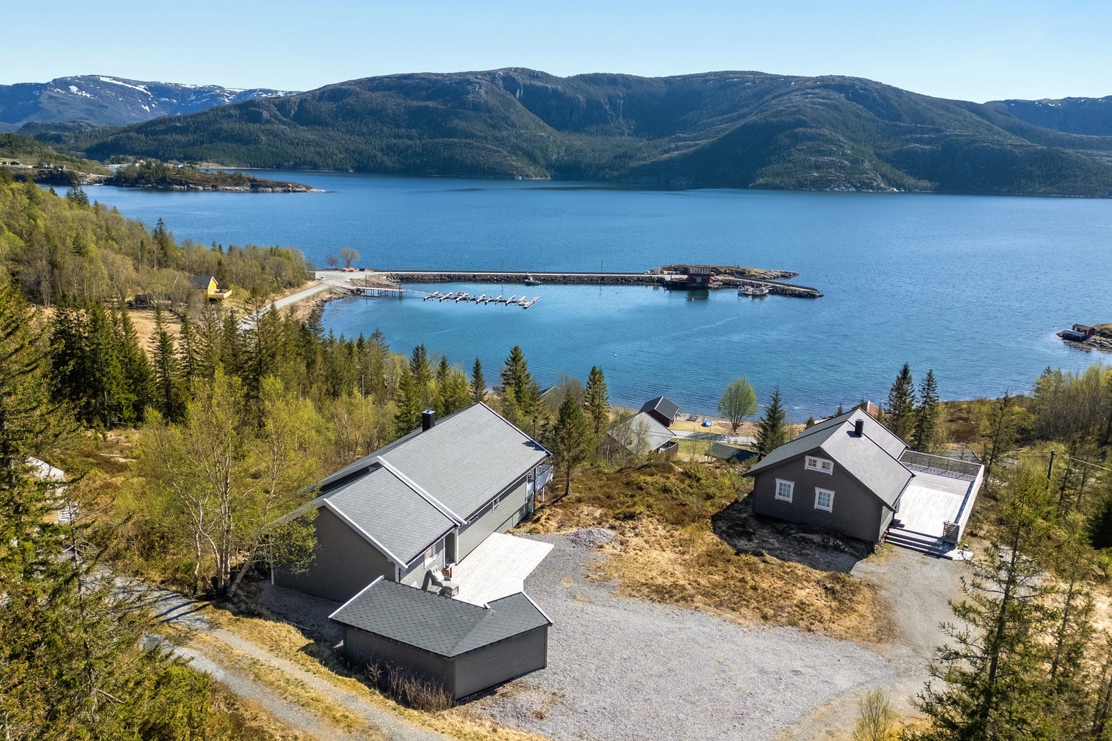 Vei helt fram. Hytta ligger ca 30 km fra Kolvereid og 50 km fra Rørvik Galleribilde