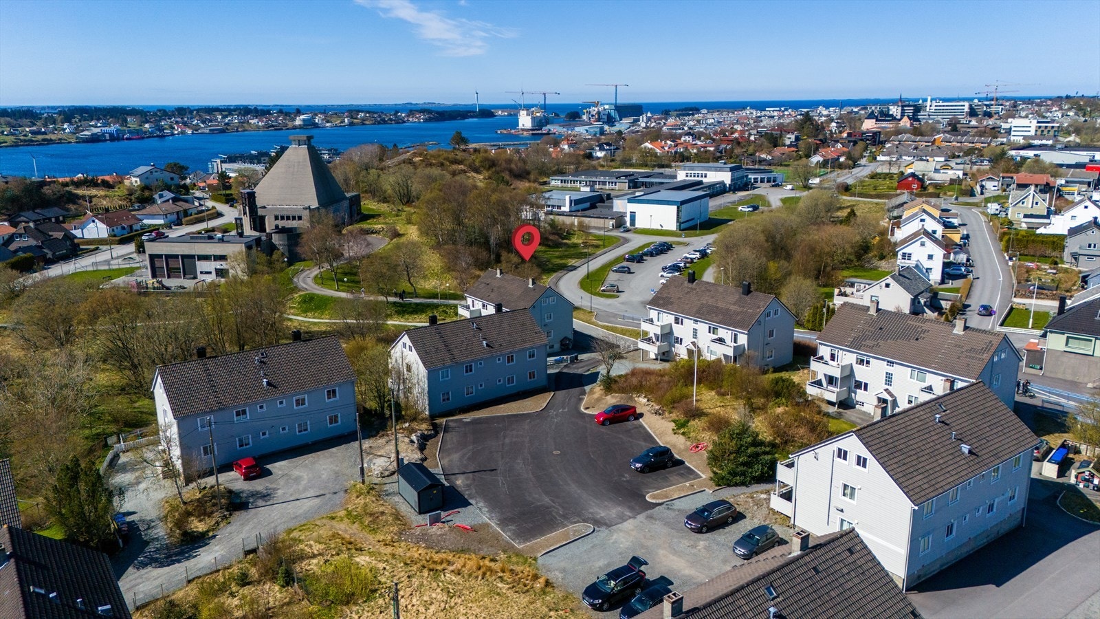 Populær beliggenhet i søre bydel med butikker, skoler, treningssenter og offentlig informasjon like i nærheten. Galleribilde
