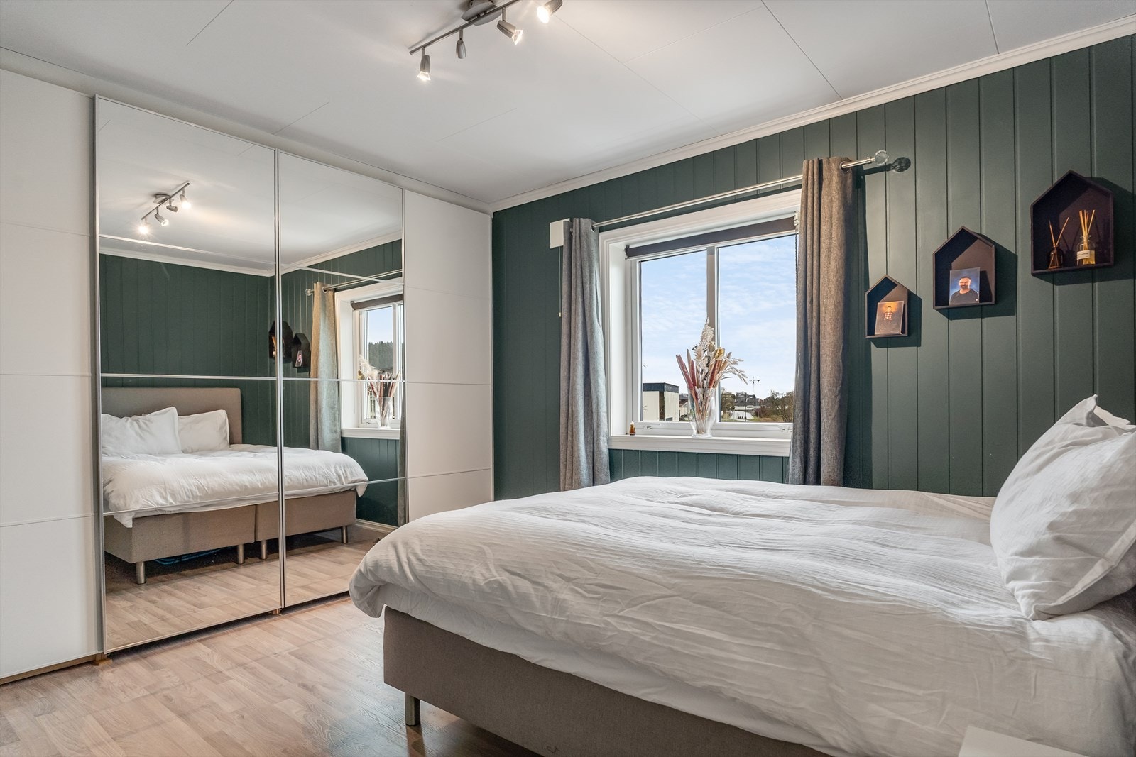 Hovedsoverom med skyvedørsgarderobe. Galleribilde