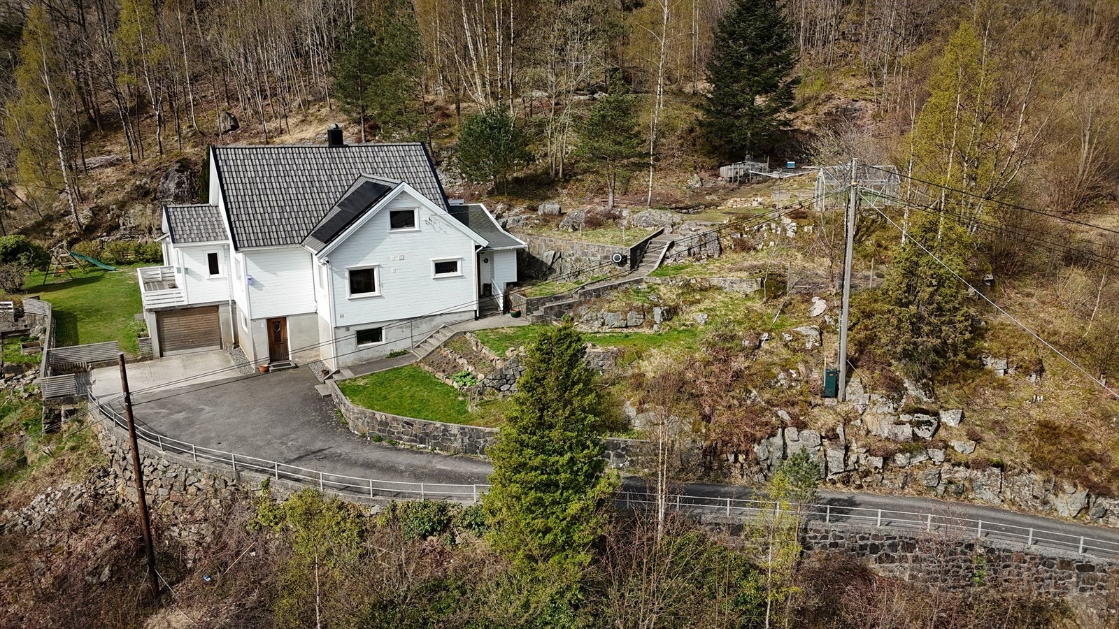 Innkjørsel, fasade og tomt. Galleribilde