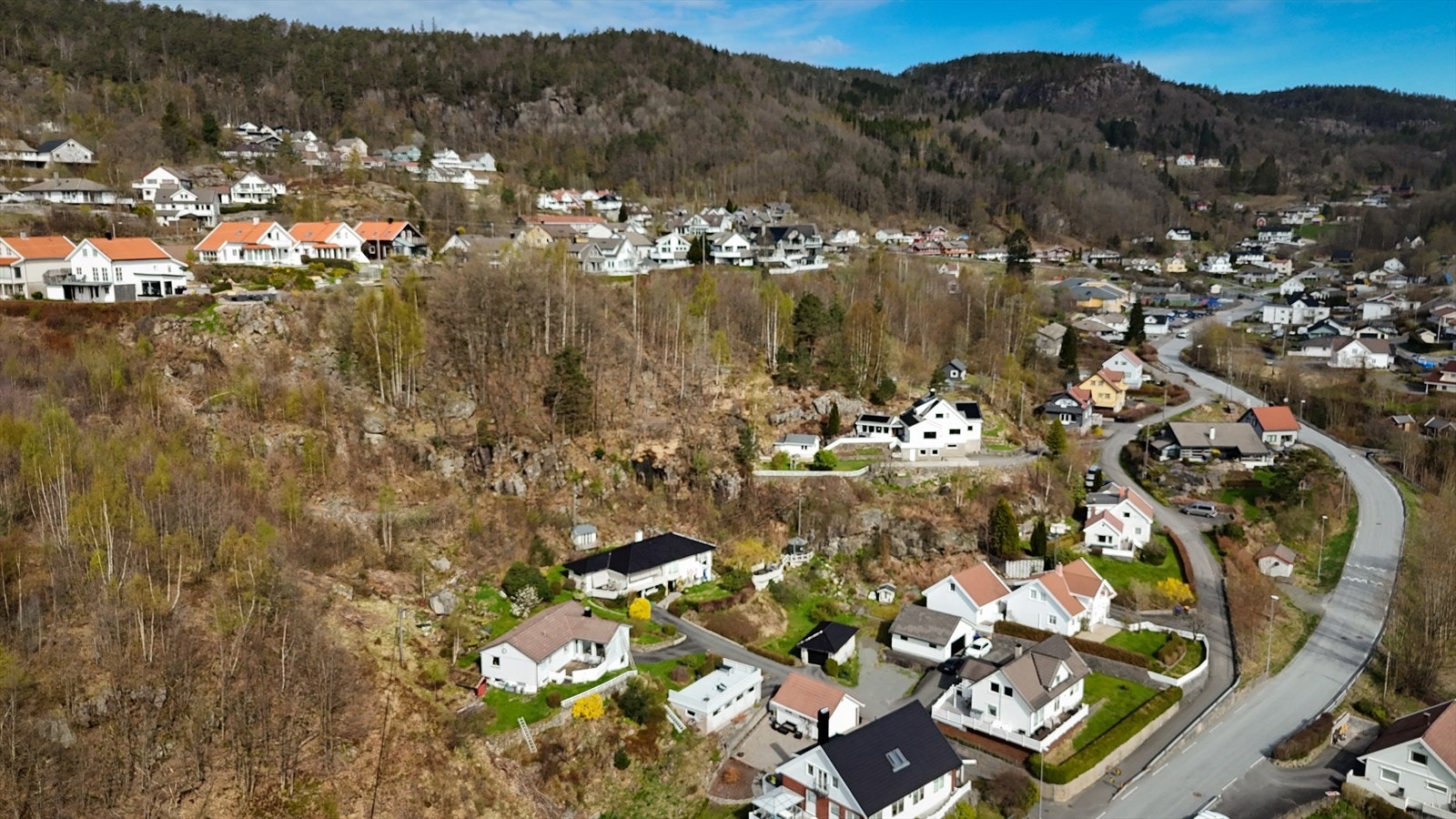 Flott beliggenhet med mye muligheter i området bak og ved siden av boligen. Galleribilde