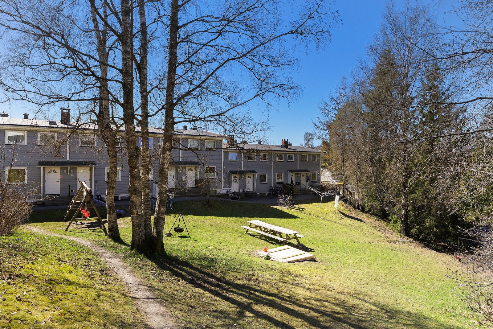 Hyggelige fellesområder med lekestativ, grillområde, sittebenker m.m. Galleribilde