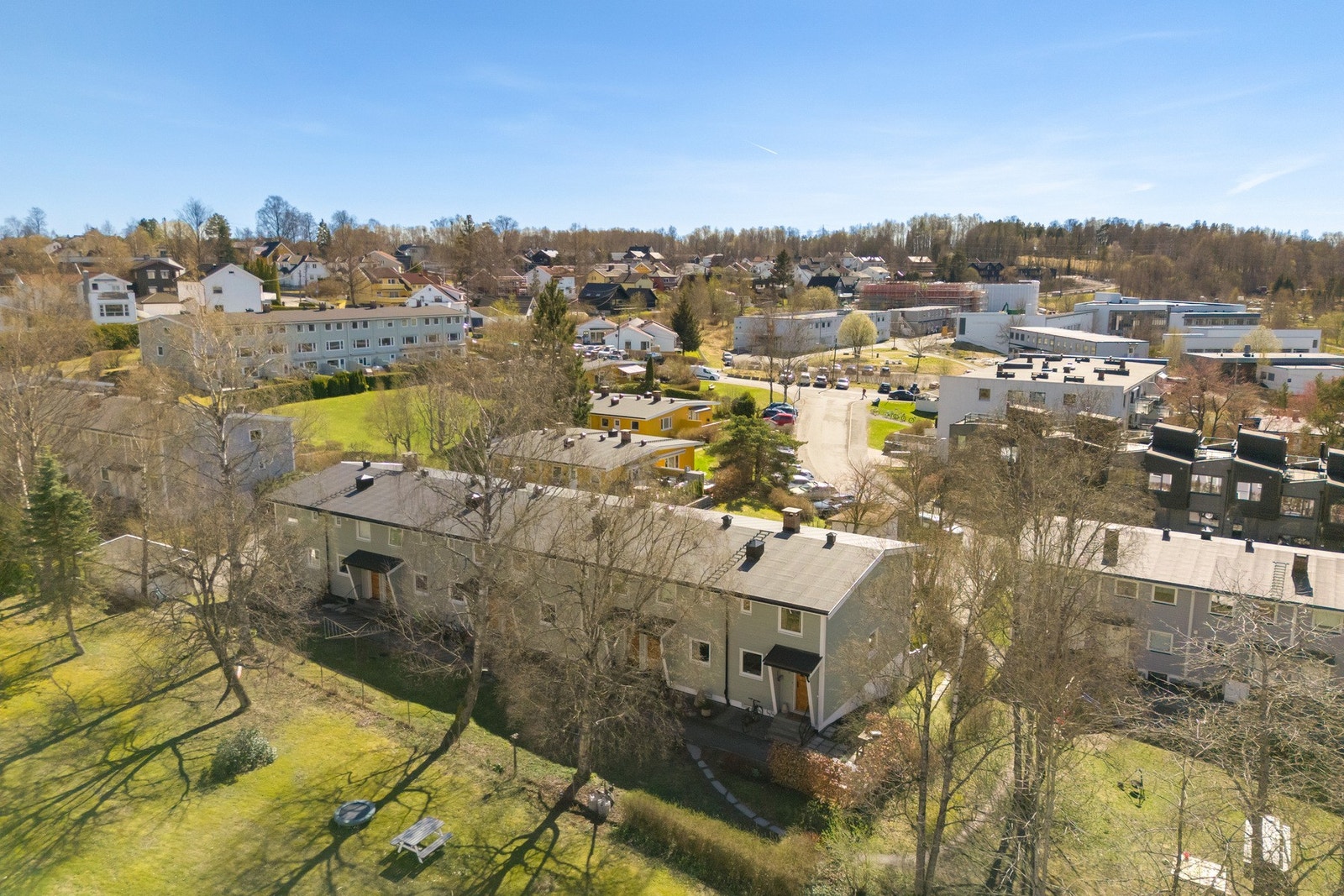 Boligen har en attraktiv beliggenhet på Kjelsås med gangavstand til nødvendige fasiliteter og servicetilbud Galleribilde