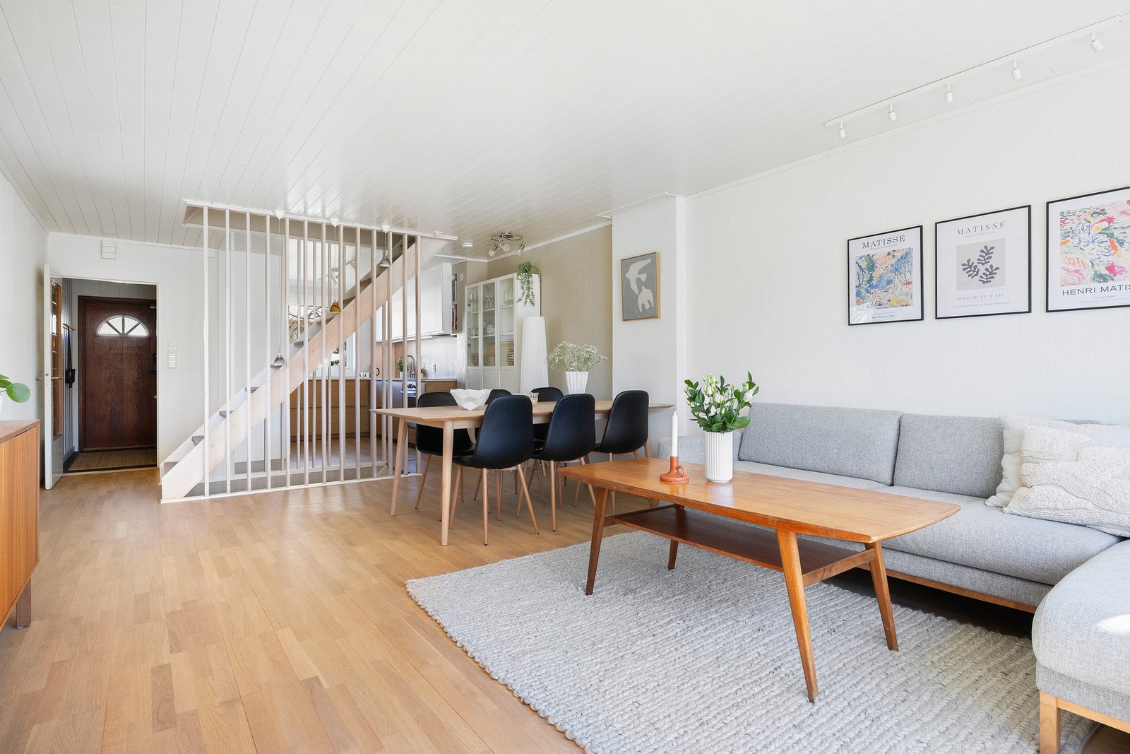 Store, gjennomgående vindusflater gir rikelig med naturlig lysinnslipp til oppholdsrommet Galleribilde
