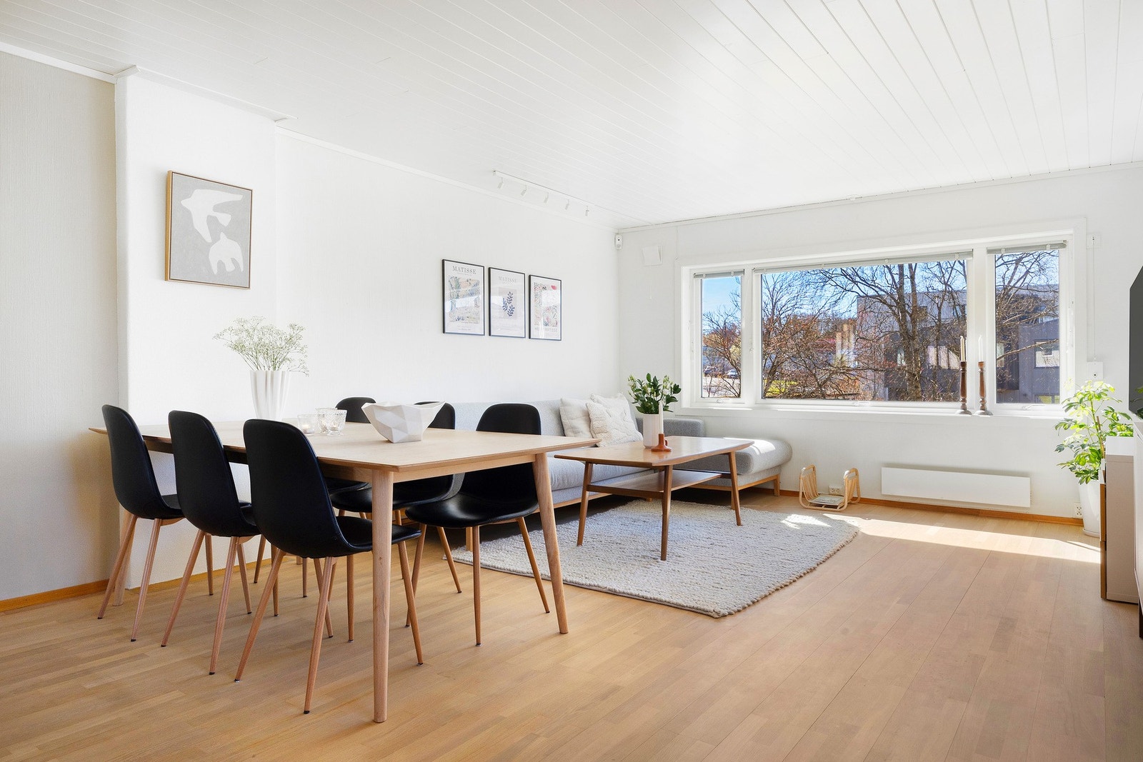 Spisestuen får sin naturlige plassering mellom stue og kjøkken Galleribilde