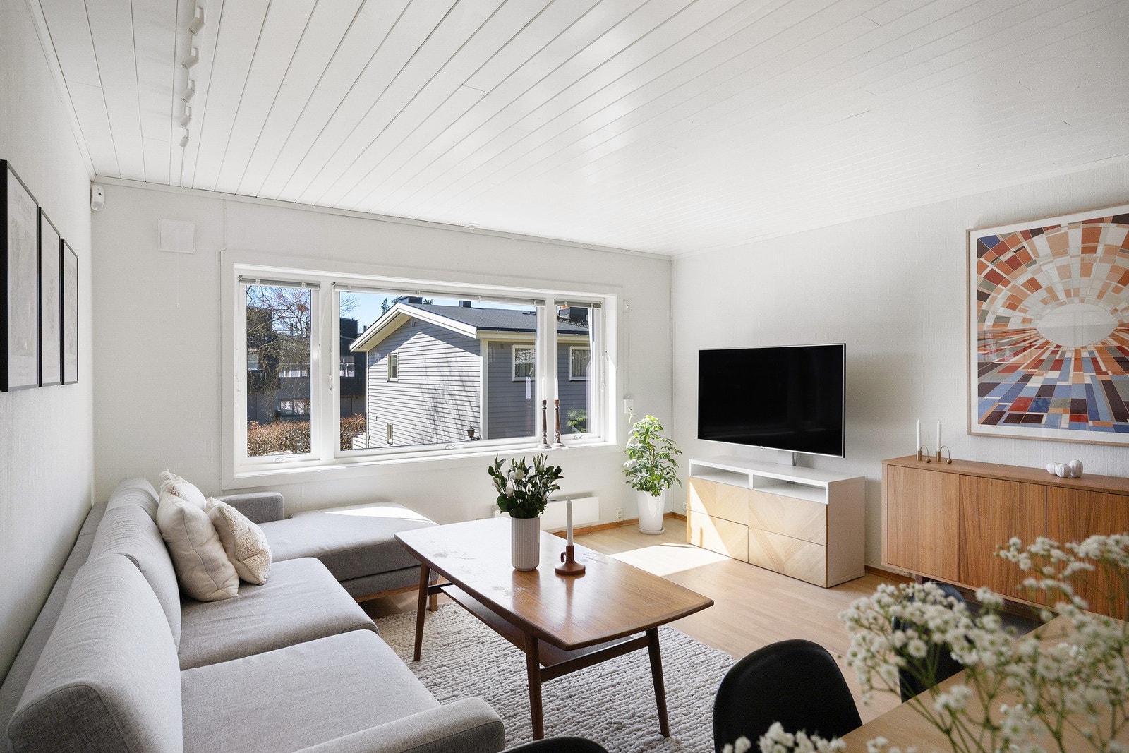 Stuen har god plass til en deilig sofagruppe med tilhørende møblement Galleribilde