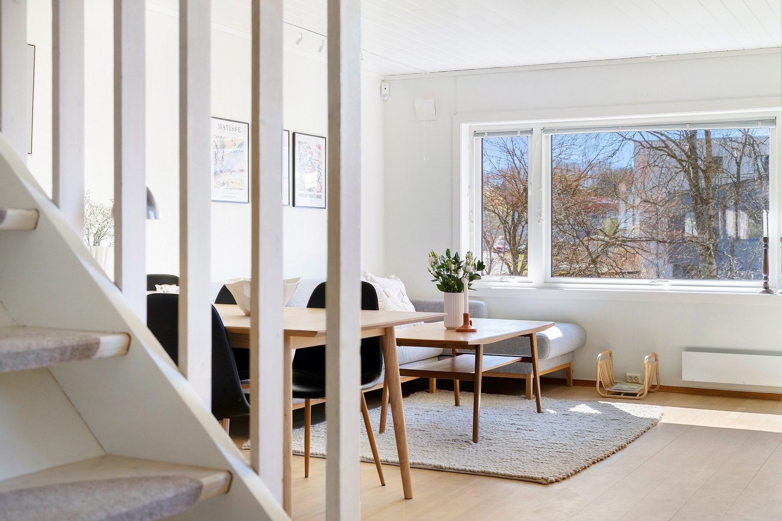 Fra entréen kommer du inn i et lyst og åpent oppholdsrom, bestående av en åpen stue-/kjøkken løsning Galleribilde