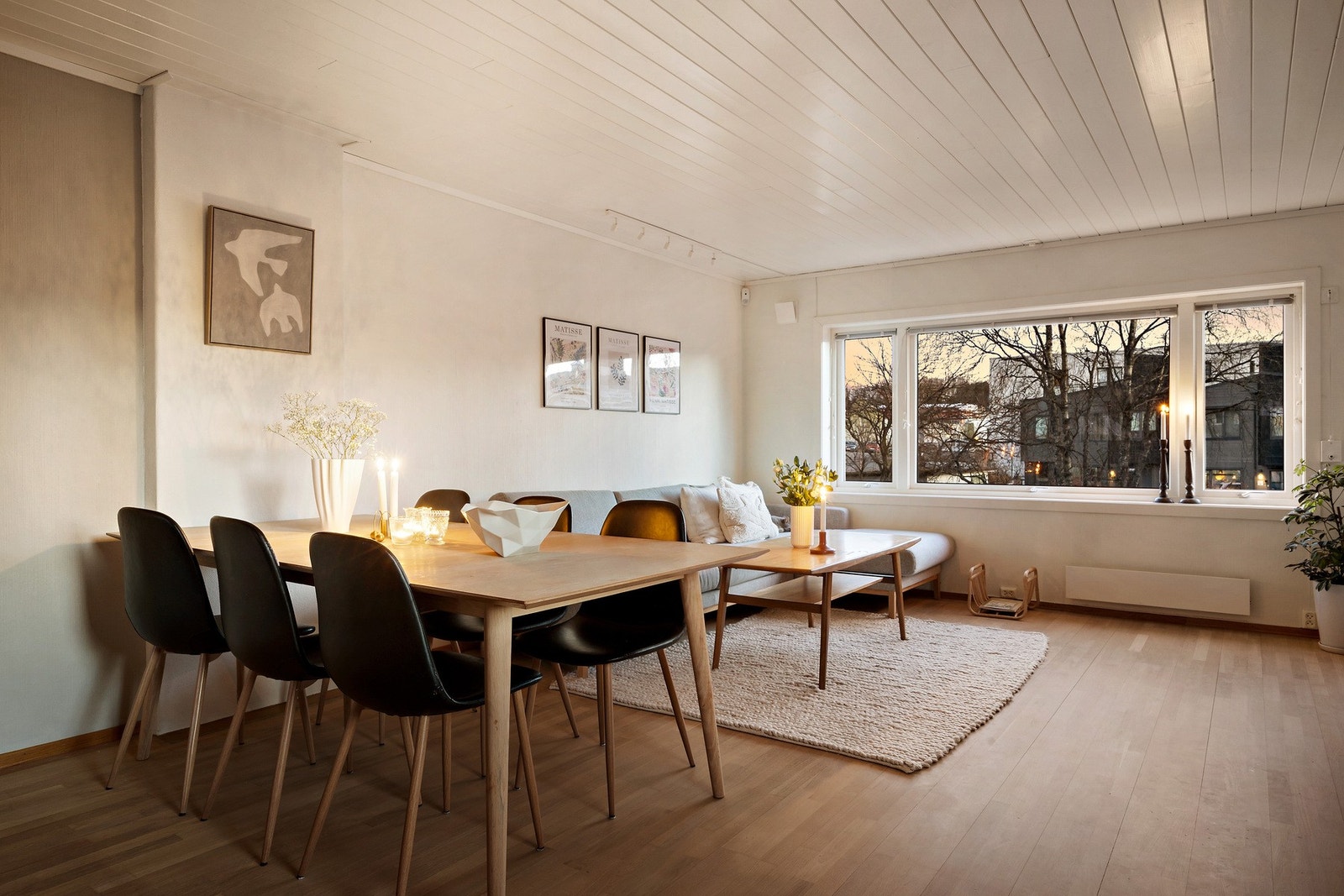 Her er det god plass til å innrede en større spisegruppe med plass til hele familien Galleribilde