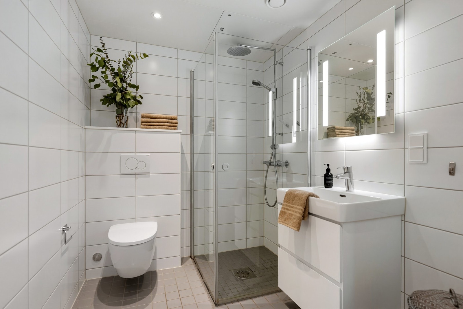 Badet har moderne innredning og balansert ventilasjon Galleribilde