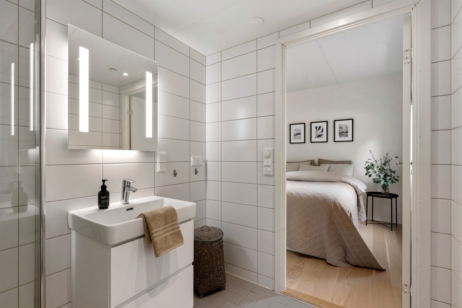 Bad en suite, fra 2020, med gjenomgående TG1 Galleribilde
