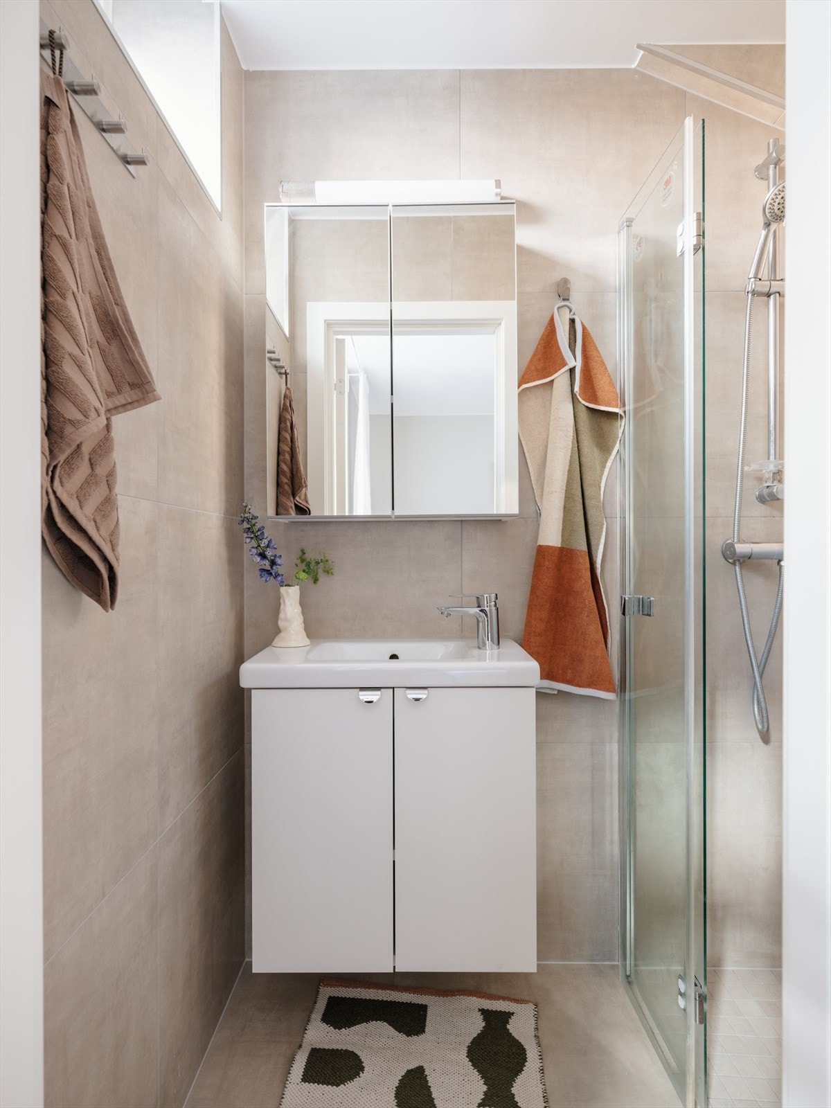 Badet oppleves romslig og lyst, med tidløse fliser på vegger og gulv. Galleribilde