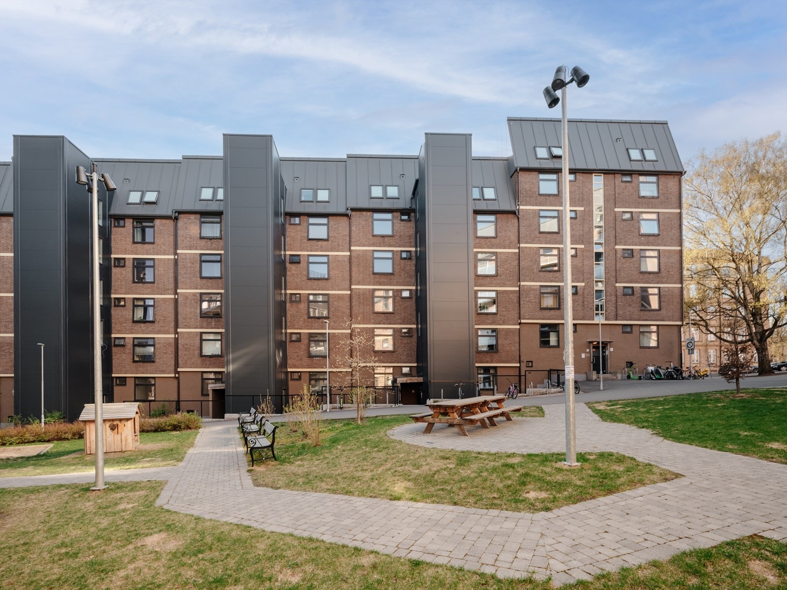 Fellesområdene er pent opparbeidet med internveier, plenarealer og sittegrupper. Galleribilde