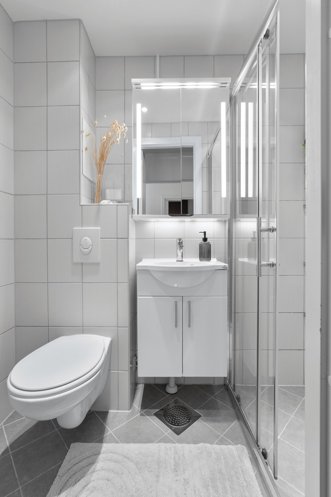 Pent flislagt baderom med behagelig gulvvarme rehabilitert i 2014 i regi av borettslaget. Galleribilde