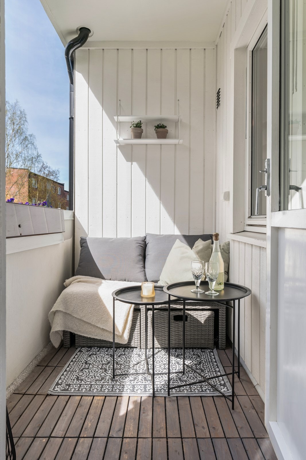 Stuen har utgang til en sydvestvendt balkong som oppleves som en forlengelse av stuen på sommerhalvåret med hyggelig utsyn mot felles grøntarealer. Galleribilde
