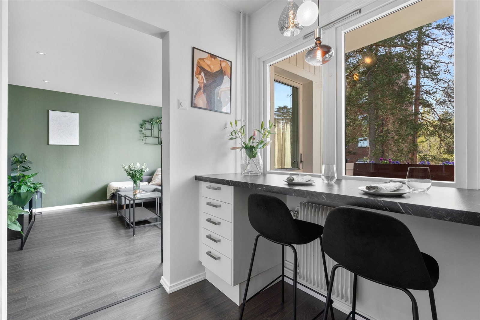 Under vinduet er det spiseplass med hyggelig utsyn. Galleribilde