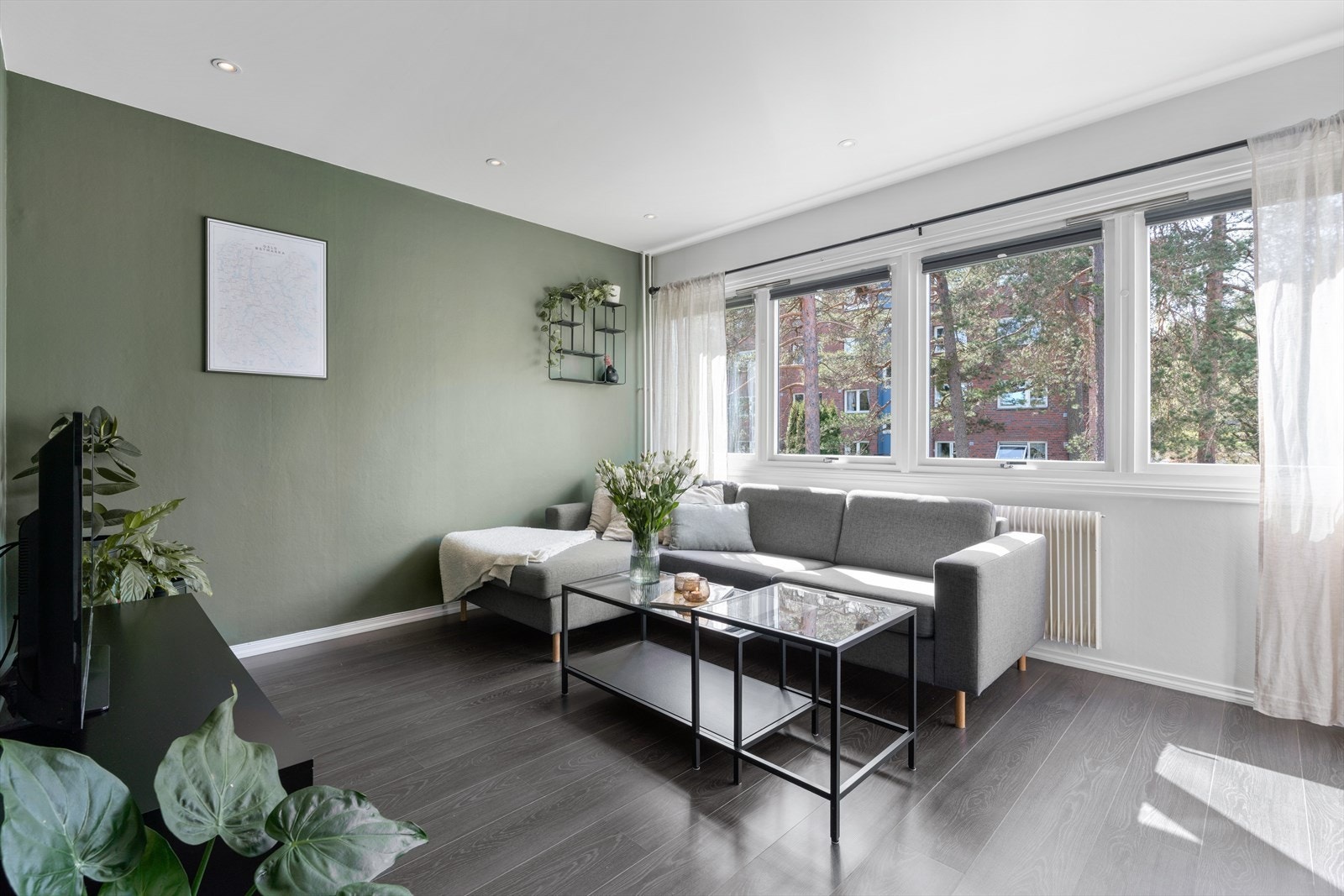Denne lyse og velholdte leiligheten byr på en praktisk planløsning og gode kvaliteter. Galleribilde