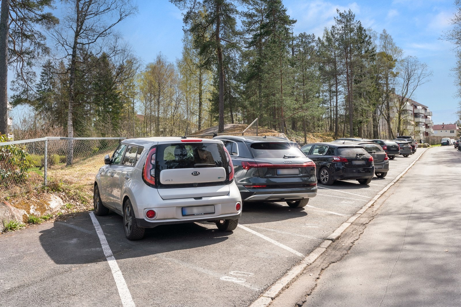 Borettslaget leier ut parkeringsplasser. Plassene tildeles etter ansiennitet på venteliste, der man registrerer seg via Vibbo. Forøvrig god tilgang på gateparkering etter gjeldende regler. Galleribilde