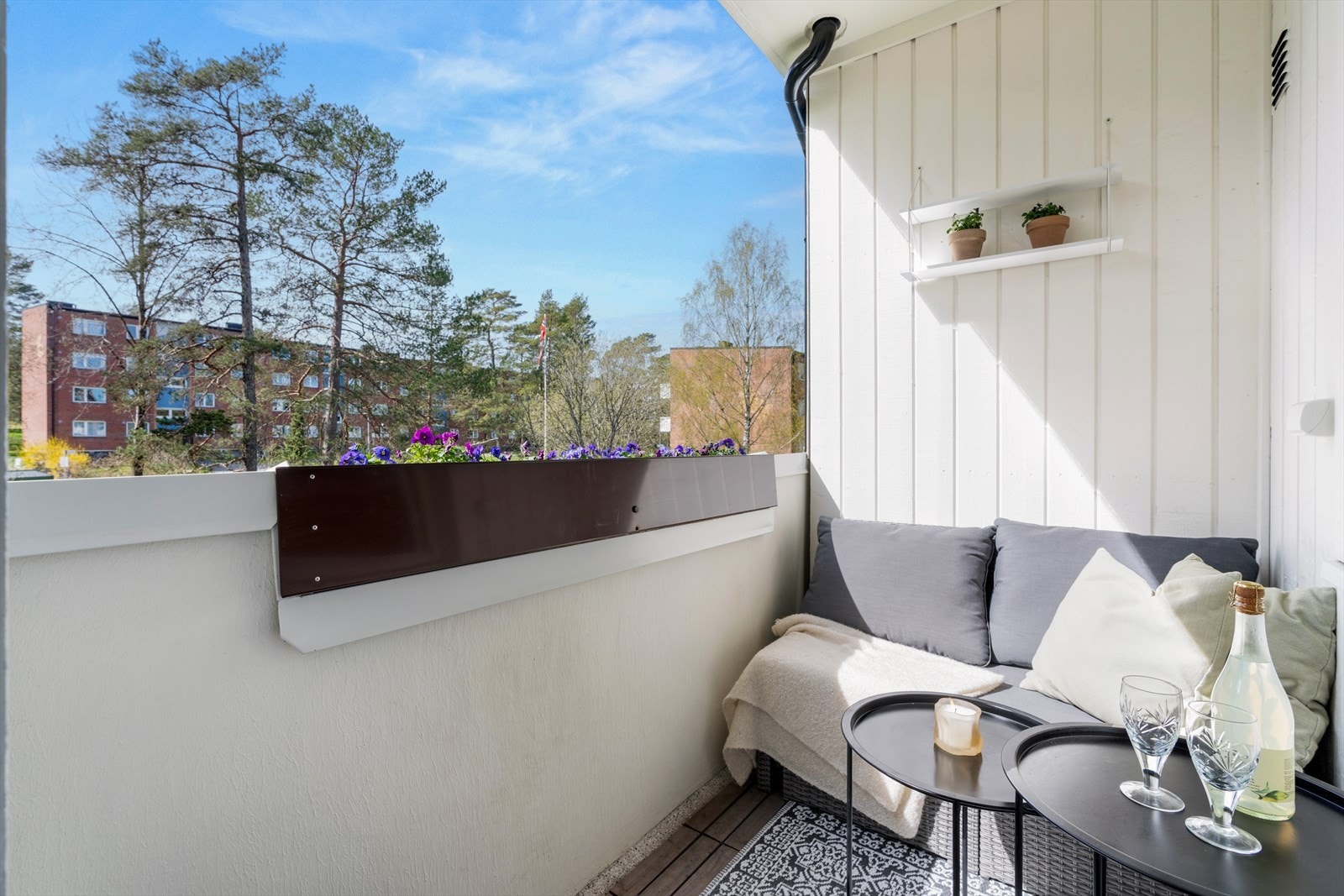 Her er det god plass til sittegruppe hvor hyggelige sommerdager kan nytes i godt selskap. Galleribilde