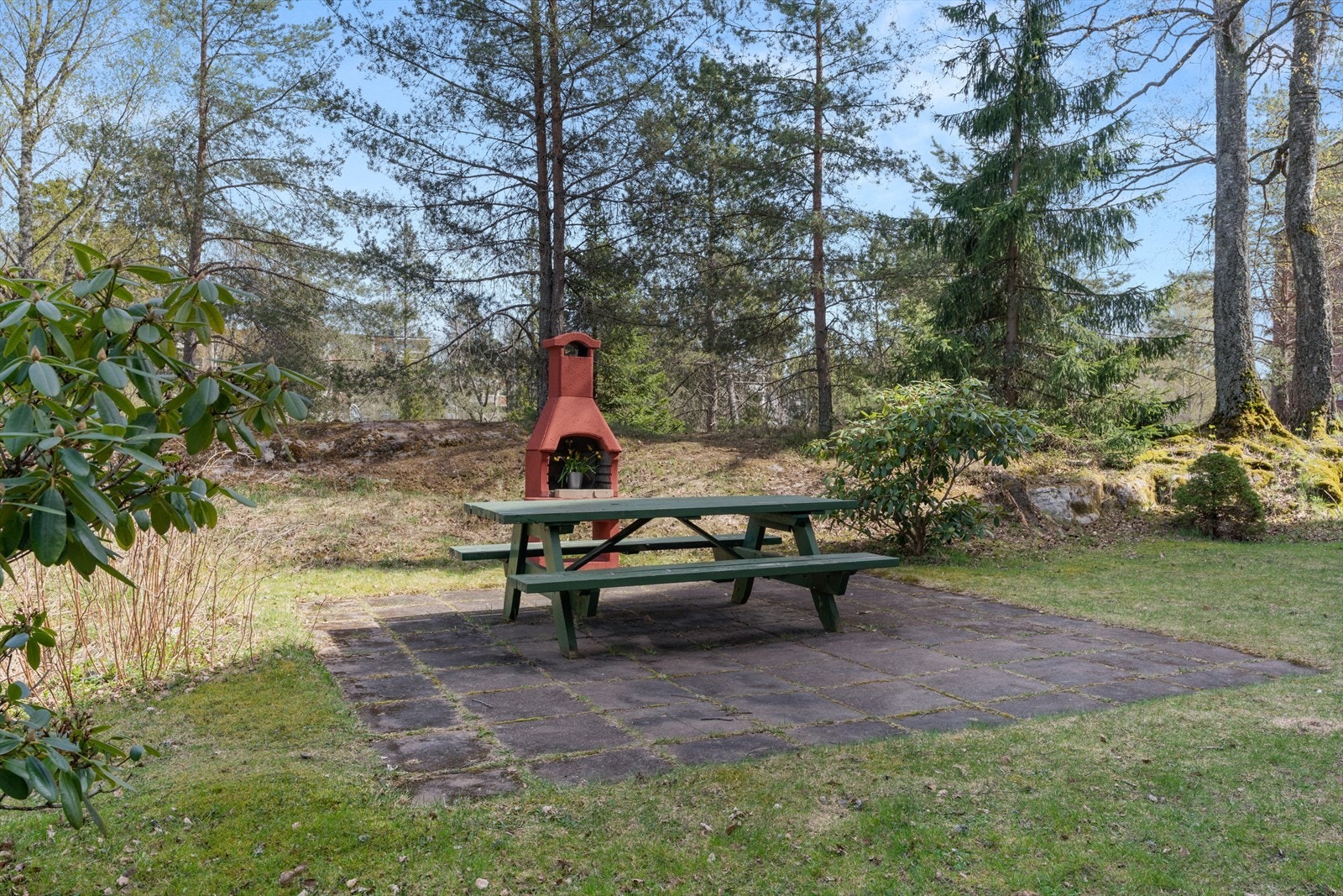 Borettslaget har en pent opparbeidet tomt med store grøntarealer, sittegrupper, utegriller og lekeplasser. Galleribilde