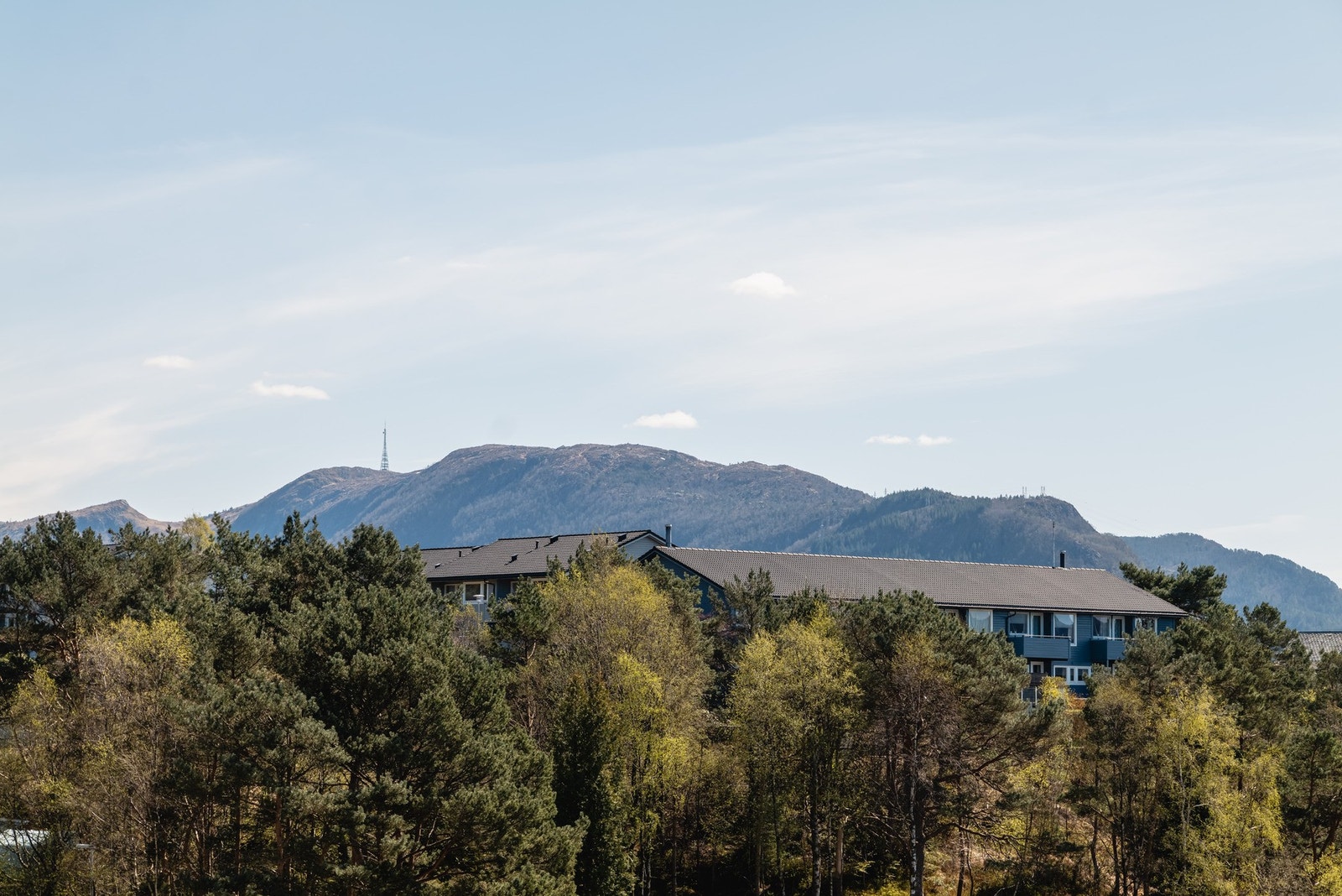 Utsikt fra altanen mot Eidsvåg, Lyderhorn og Askøy i bakgrunnen. Galleribilde