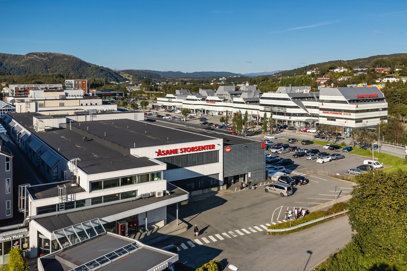 Thon Senter Åsane (før Åsane Senter) med alt av servicetilbud man skulle trenge, under 10 minutters kjøretur unna. Galleribilde