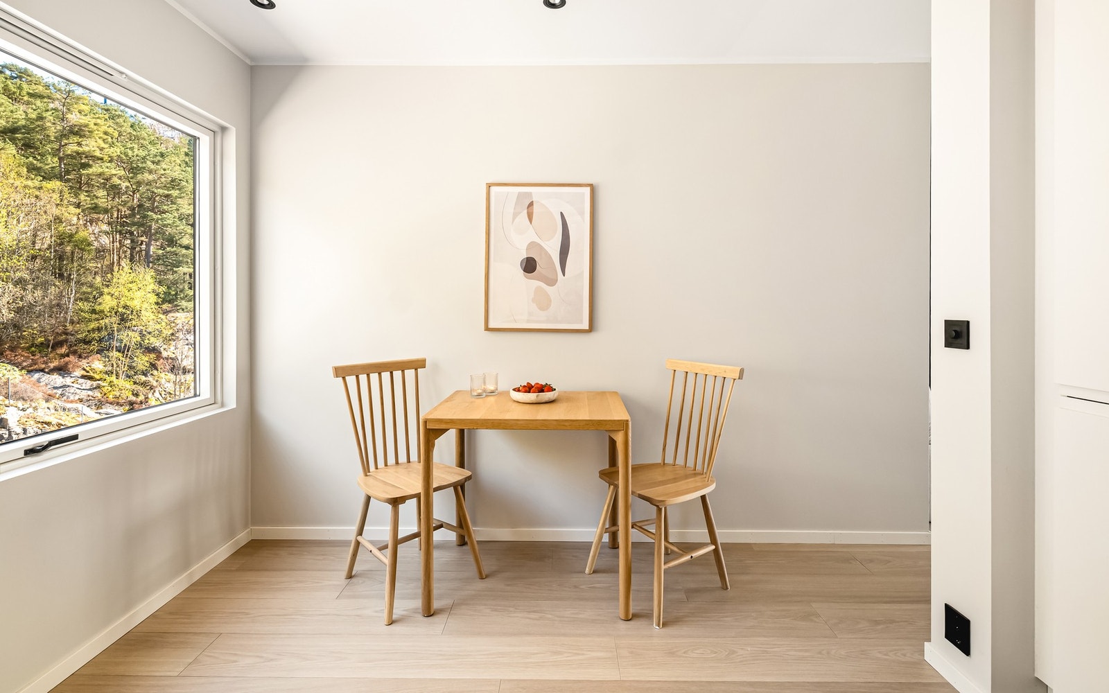 På kjøkkenet er det også plass til en hyggelig frokostgruppe. Galleribilde