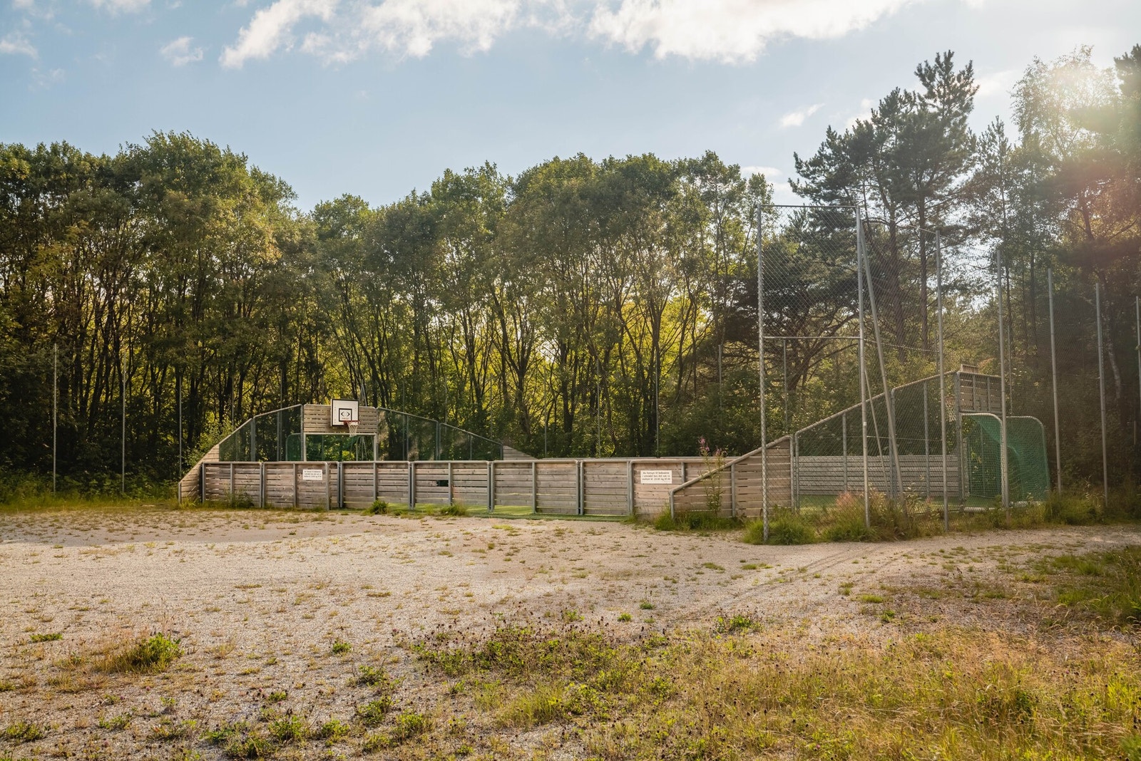 Ballbinge i nabolaget. Galleribilde