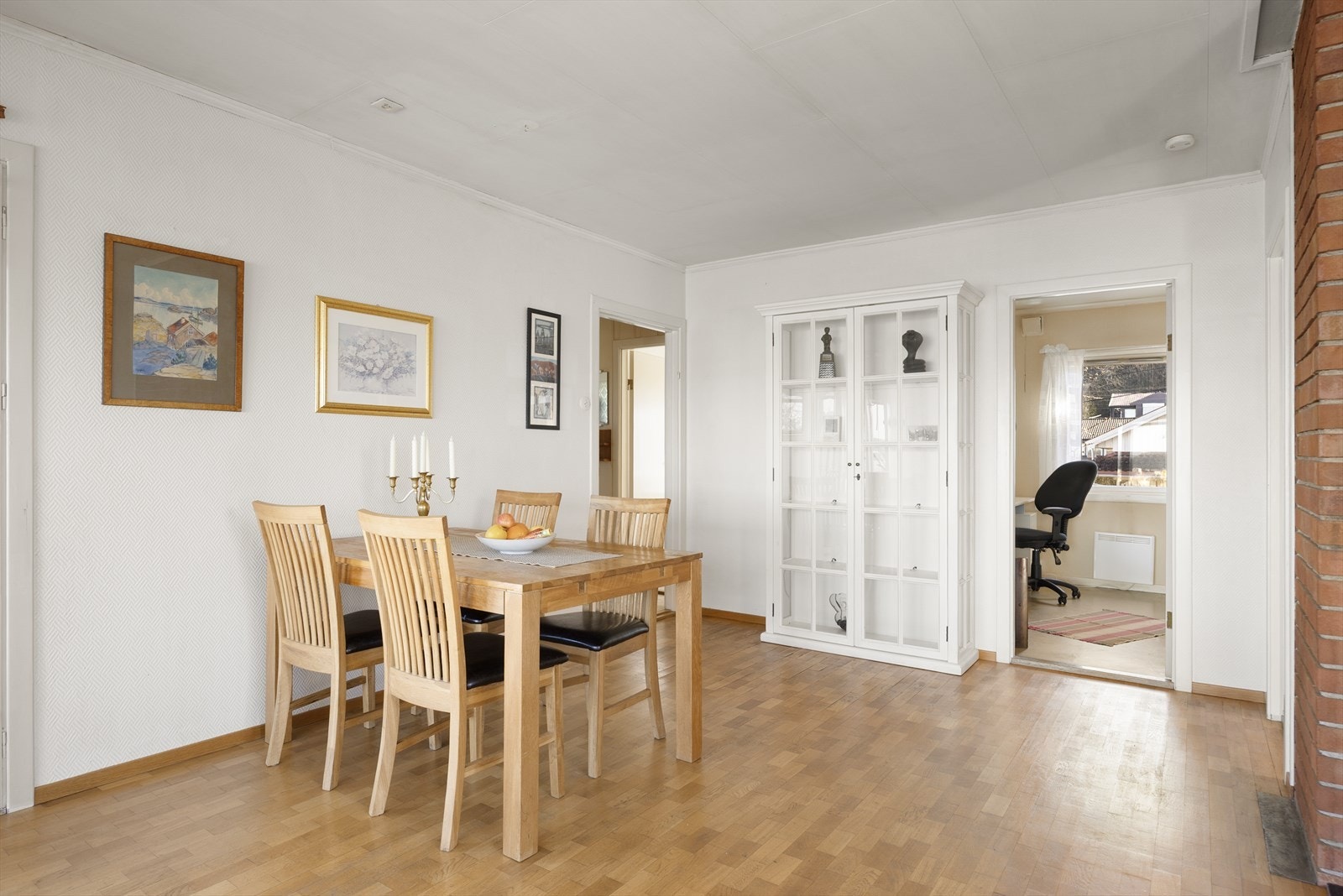 Spisestuedelen har god plass for sosiale sammenkomster og ligger i åpen forbindelse med resten av stuen. Galleribilde