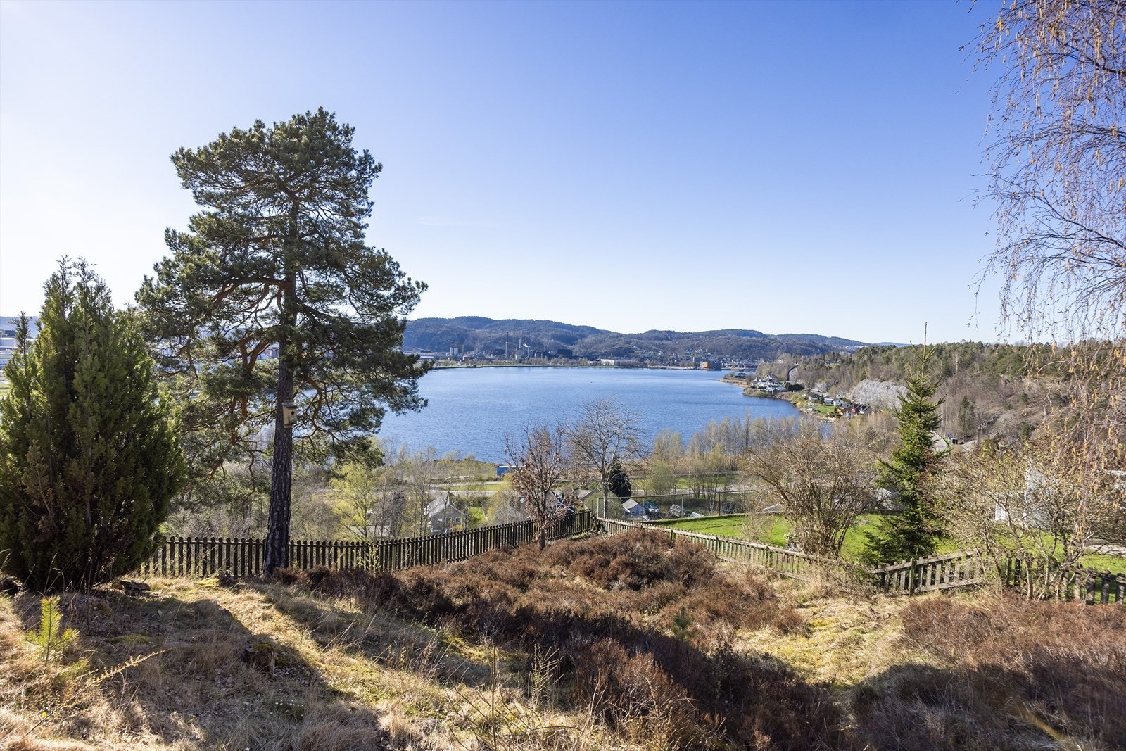 Eiendommen ligger høyt og fritt med utsikt til Gunnekleiv- og Frierdfjorden! Her bor du i et etablert og rolig nabolag med kort vei til både skoler og dagligvarebutikker. Galleribilde