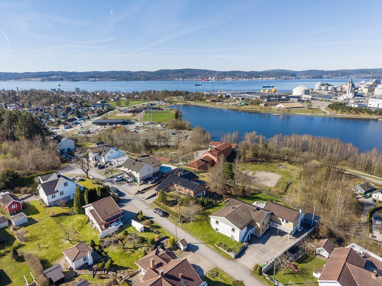 Eiendommen ligger høyt og fritt til på Klevstrand, som er et etablert og rolig boligområde mellom Herøya og Stridsklev. Galleribilde