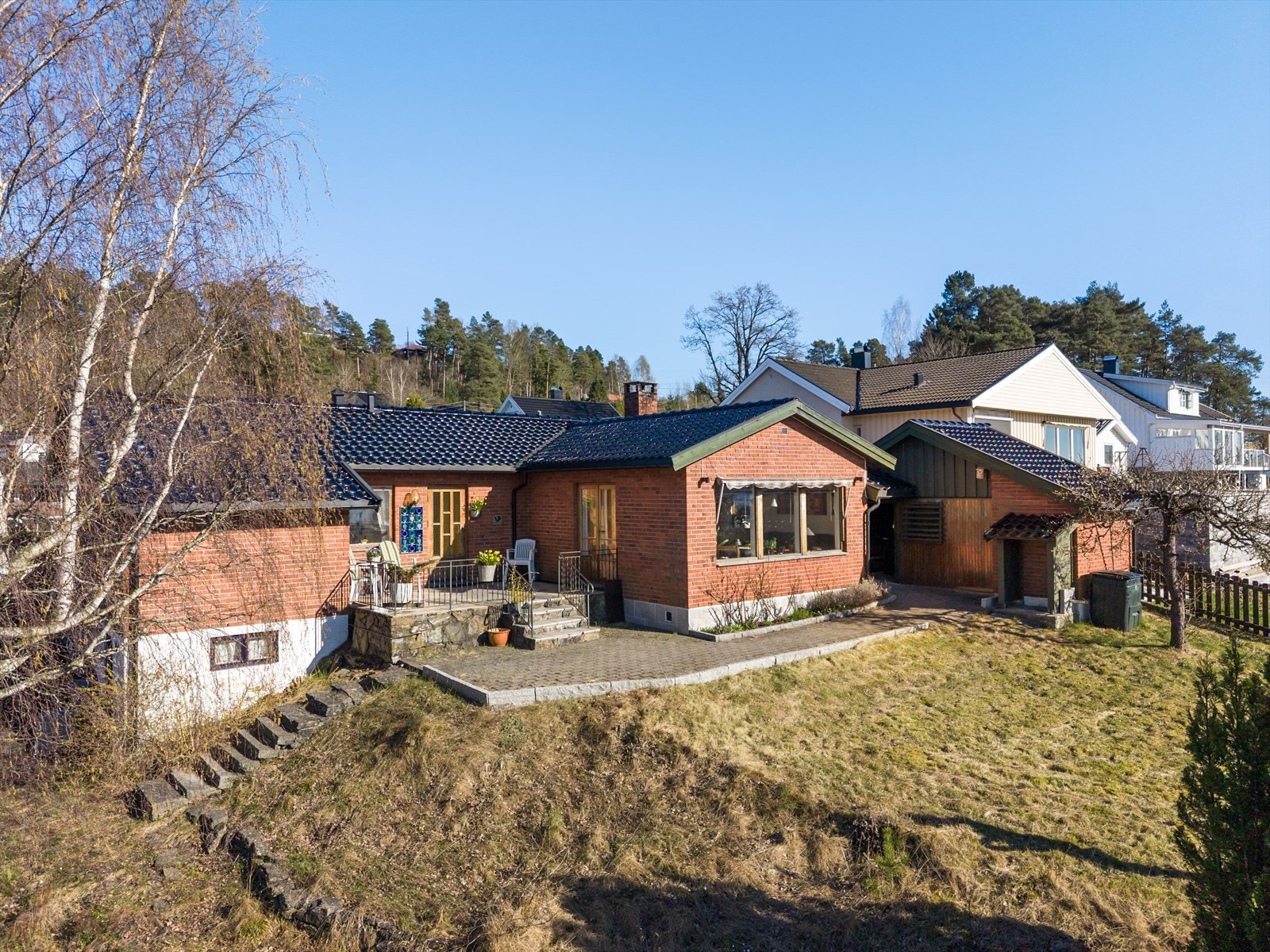 Taket ble lagt om med glasert takstein i 2003. Fra stuen er det utgang til en terrasse/platting på 14 m², som binder boligen sammen med hagen. Galleribilde