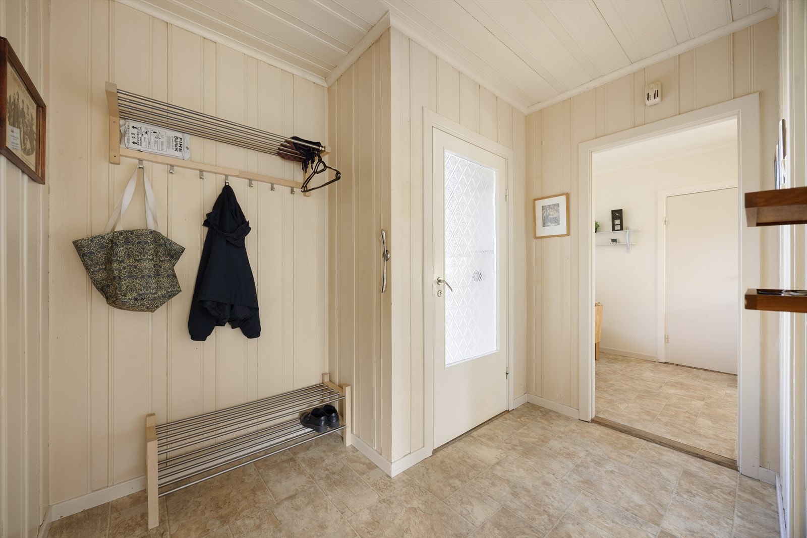 I gangen finner du en praktisk nisje med plass til oppbevaringsmøblement for sko- og yttertøy. Galleribilde