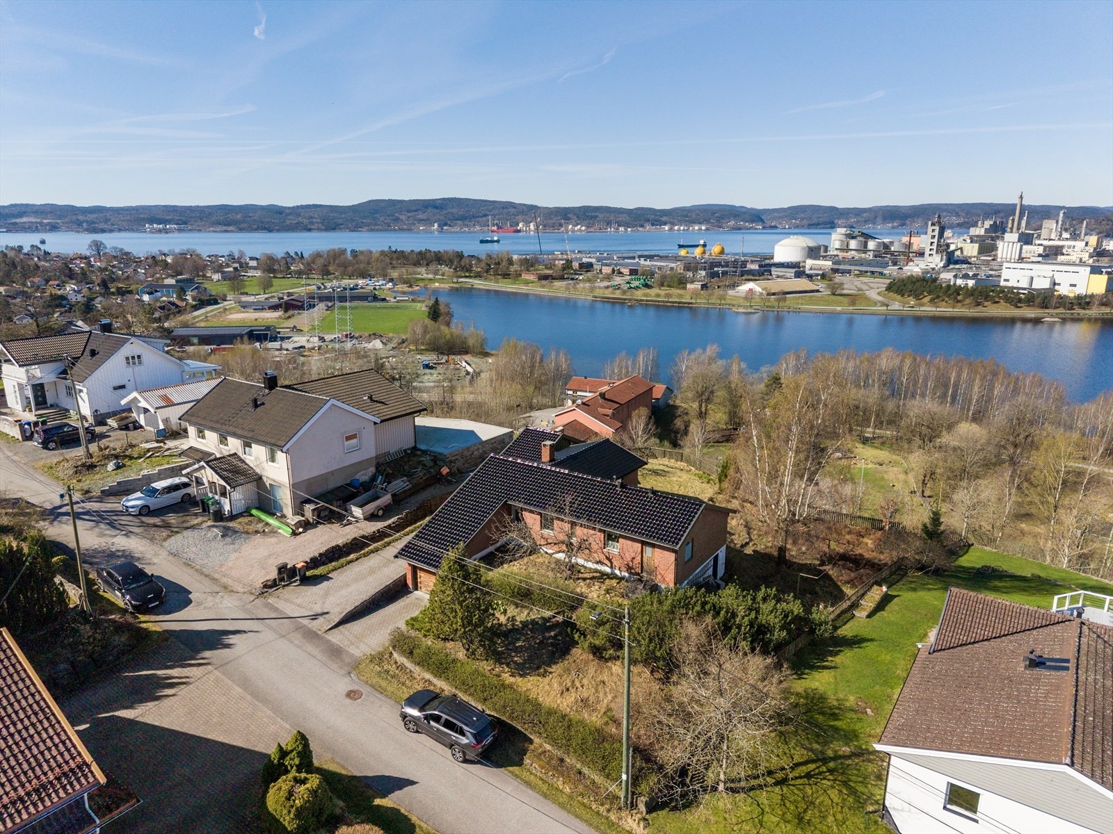 Området er barnevennlig, med nærhet til flere dagligvareforretninger, barnehager, skoler og idrettsanlegg. Galleribilde