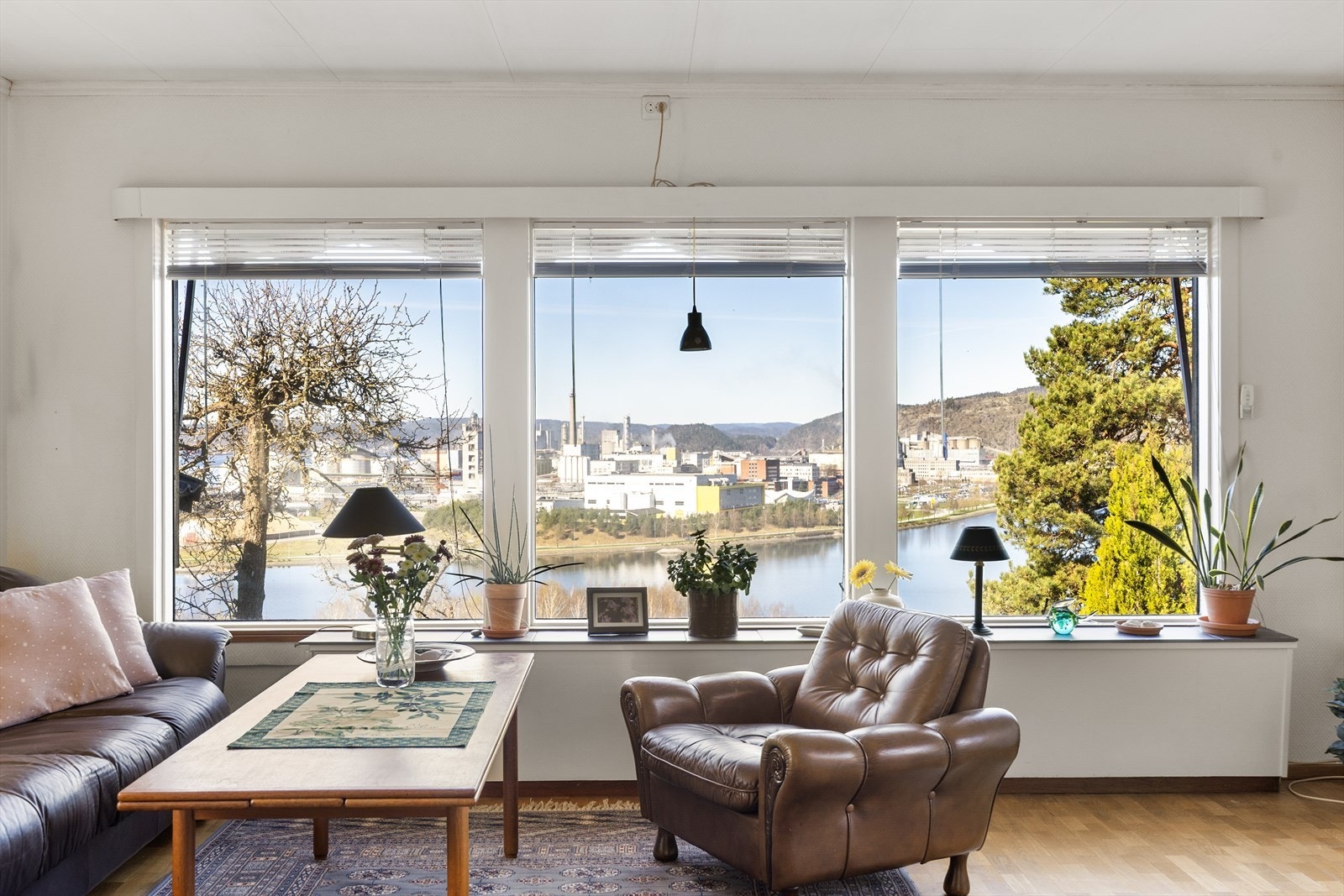 Den brede vinduskarmen gir en fin utstillingsflate og rammer inn utsikten. Galleribilde
