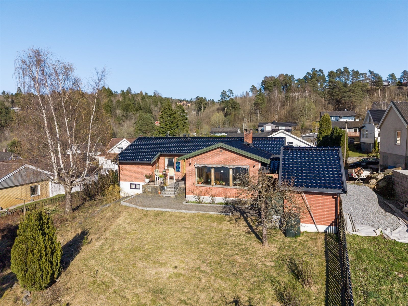EiendomsMegler1 v/Jørgen E. Thorkildsen presenterer Klevstrand Terrasse 5 - En klassisk enebolig fra 1963 med solid teglsteinsfasade og en flott, høytliggende beliggenhet. Foto: Inbovi. Galleribilde