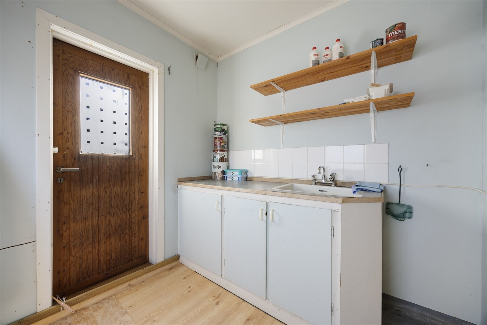 Separat vaskerom med utslagsvask, opplegg for vaskemaskin og direkte utgang til hagen. Galleribilde