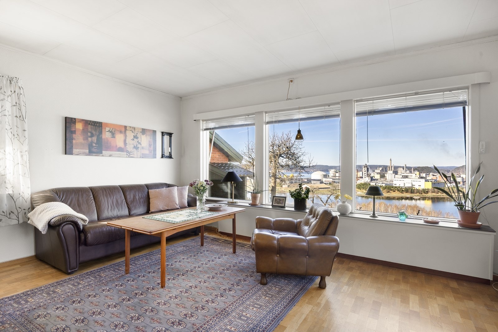 De tre store vinduene i stuen har 2-lags glass og slipper inn rikelig med dagslys. Galleribilde