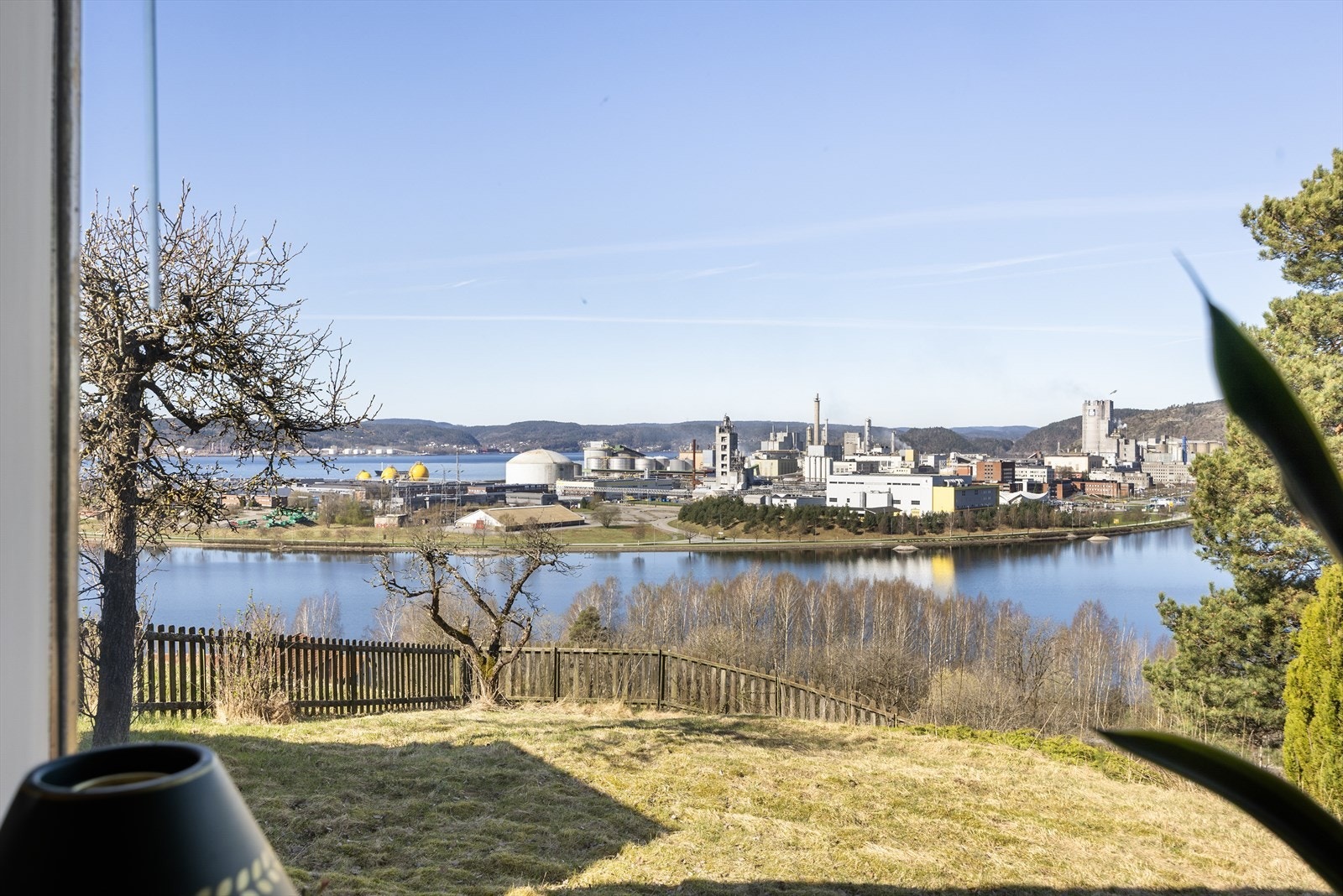 Utsikten over vannet og nærområdet er en levende del av stueopplevelsen. Galleribilde