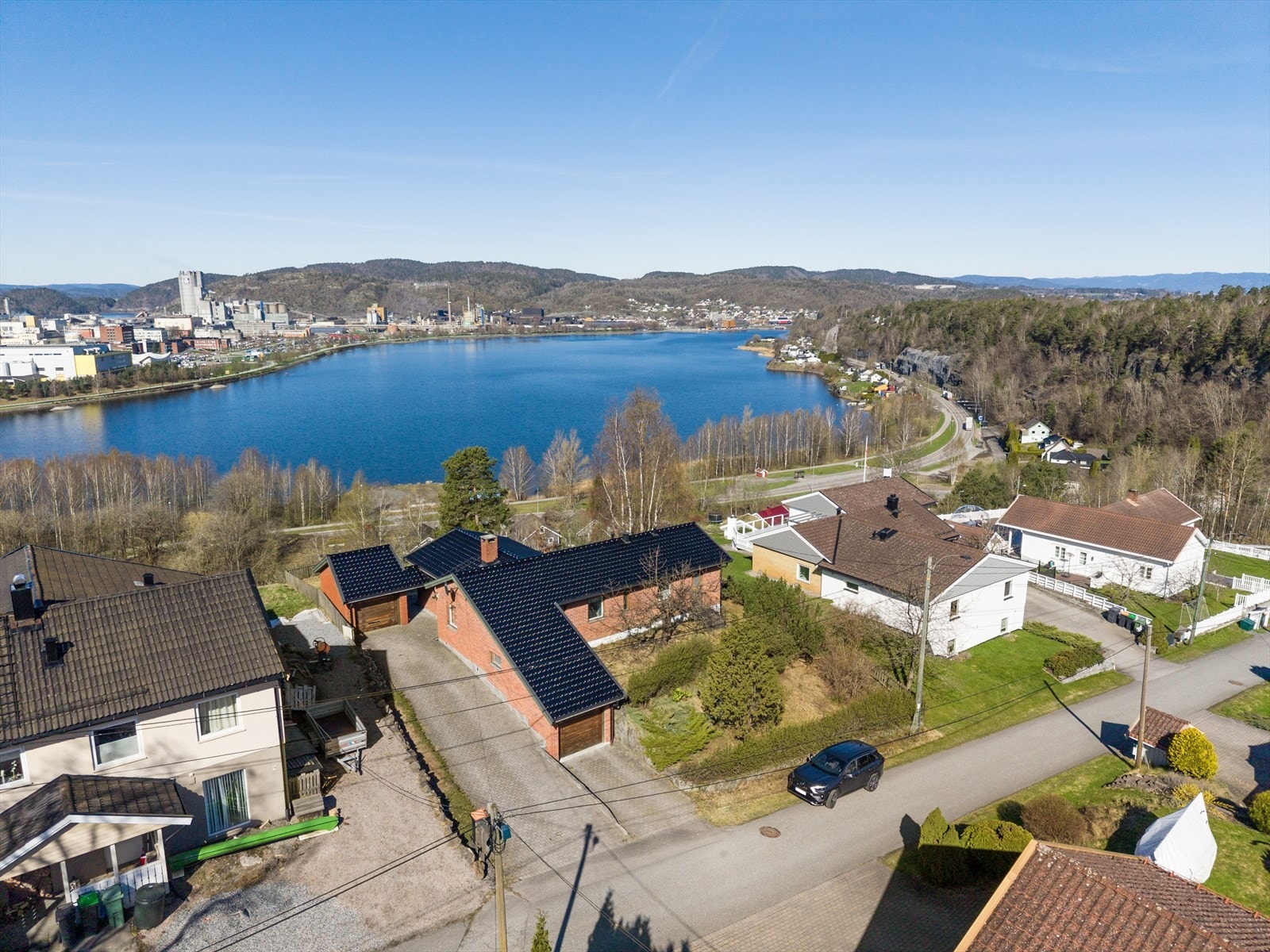 Boligen er oppført på stor og usjenert eiertomt på ca. 995 m², med gode solforhold og flott utsikt! Galleribilde