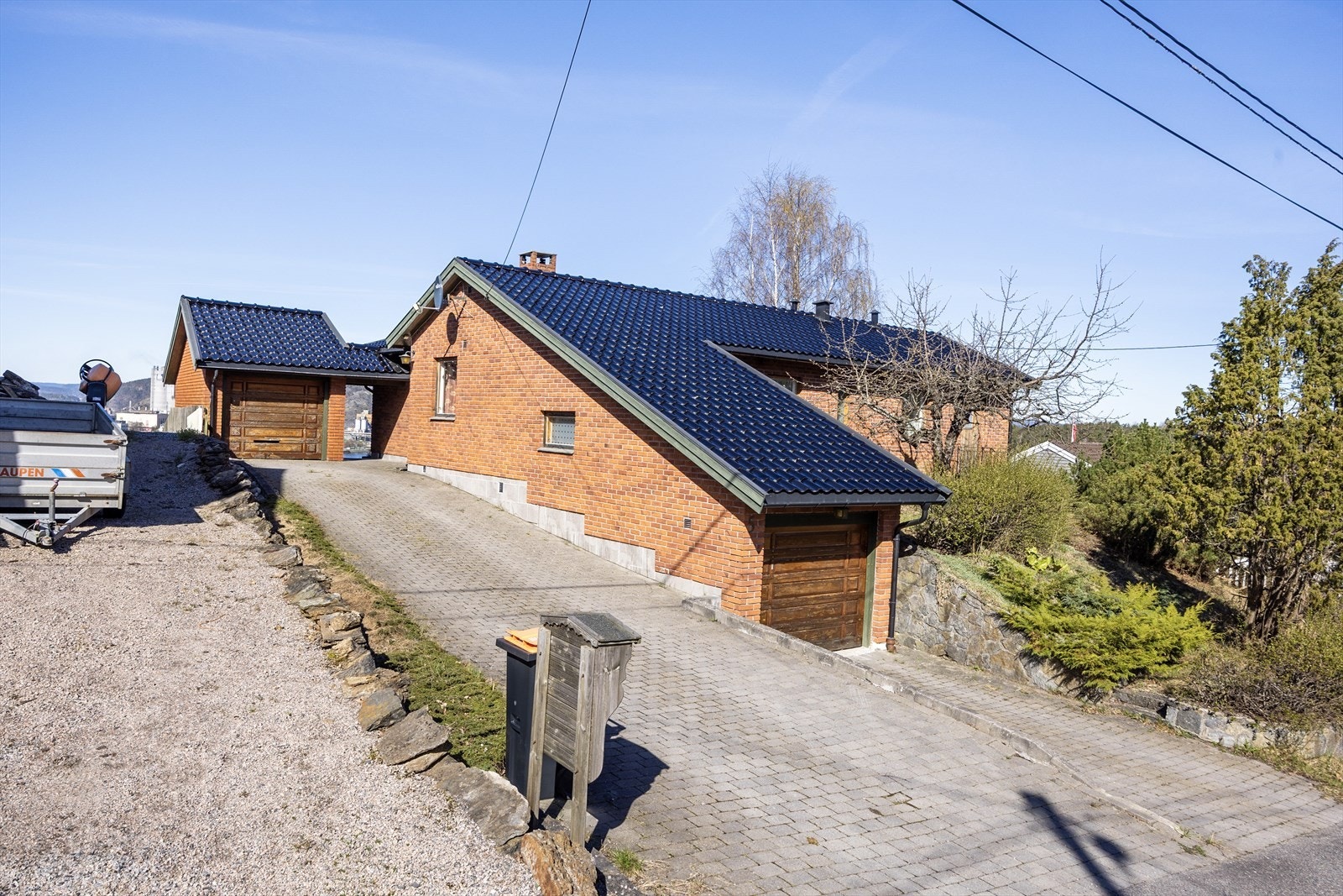 Boligen har en tilliggende garasje og er senere tilbygget med carport/bod i ca. 1988. Galleribilde