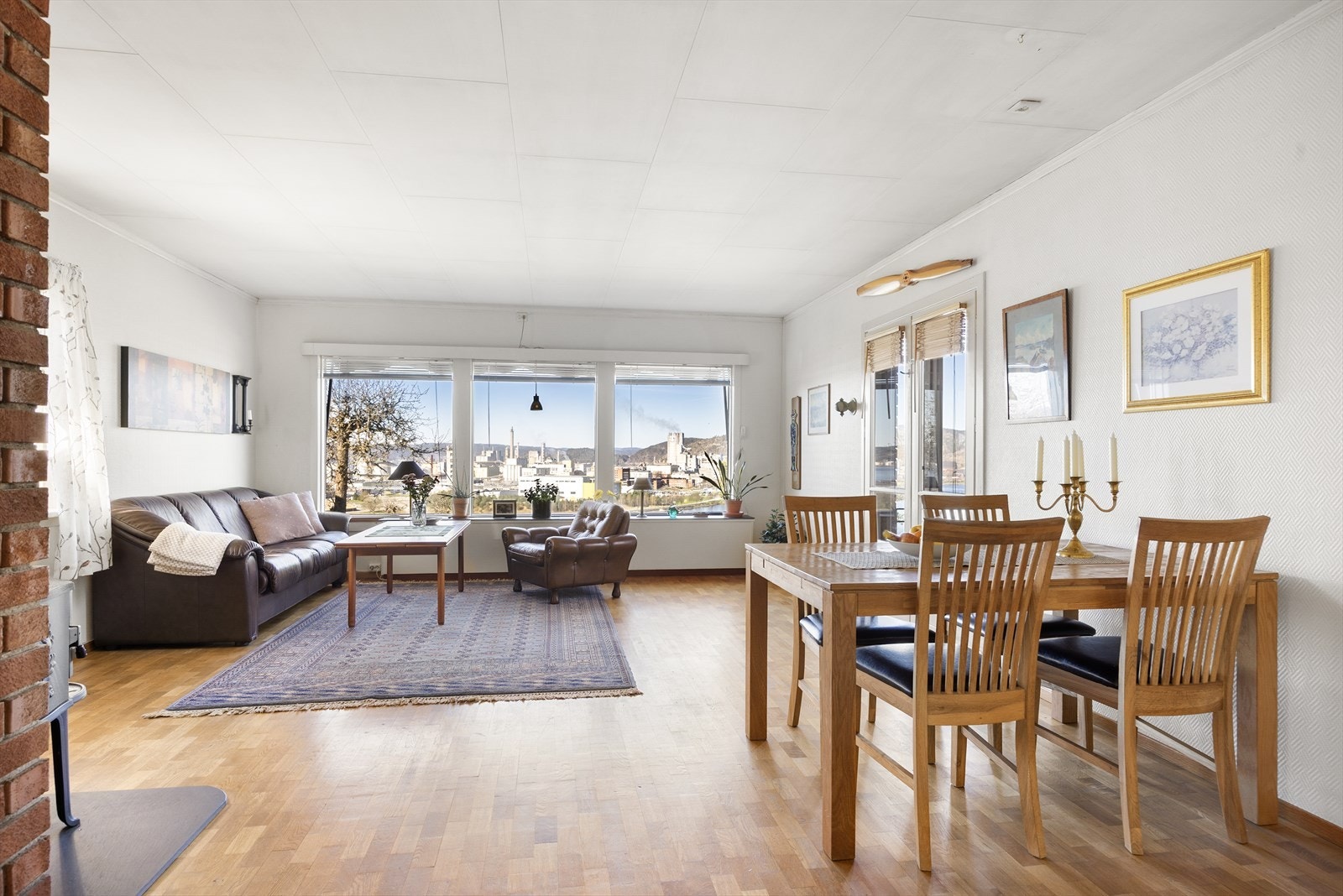 Stuen er romslig med god plass til både sofagruppe og spisebord. Gulvet er kledd med parkett. Galleribilde