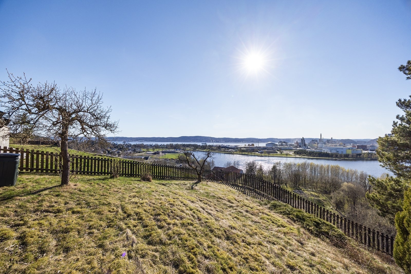 Tomten byr på gode solforhold og en åpen følelse. Galleribilde
