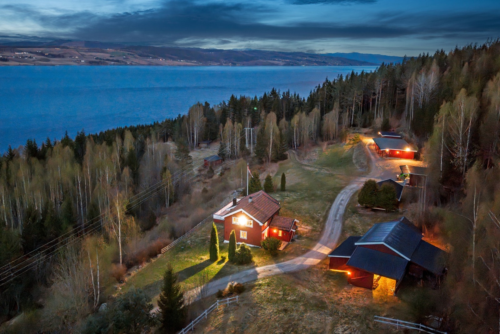 Eiendommen ligger høyt og fritt til i skogkanten med flott, østvendt beliggenhet og vid utsikt over Randsfjorden. Galleribilde