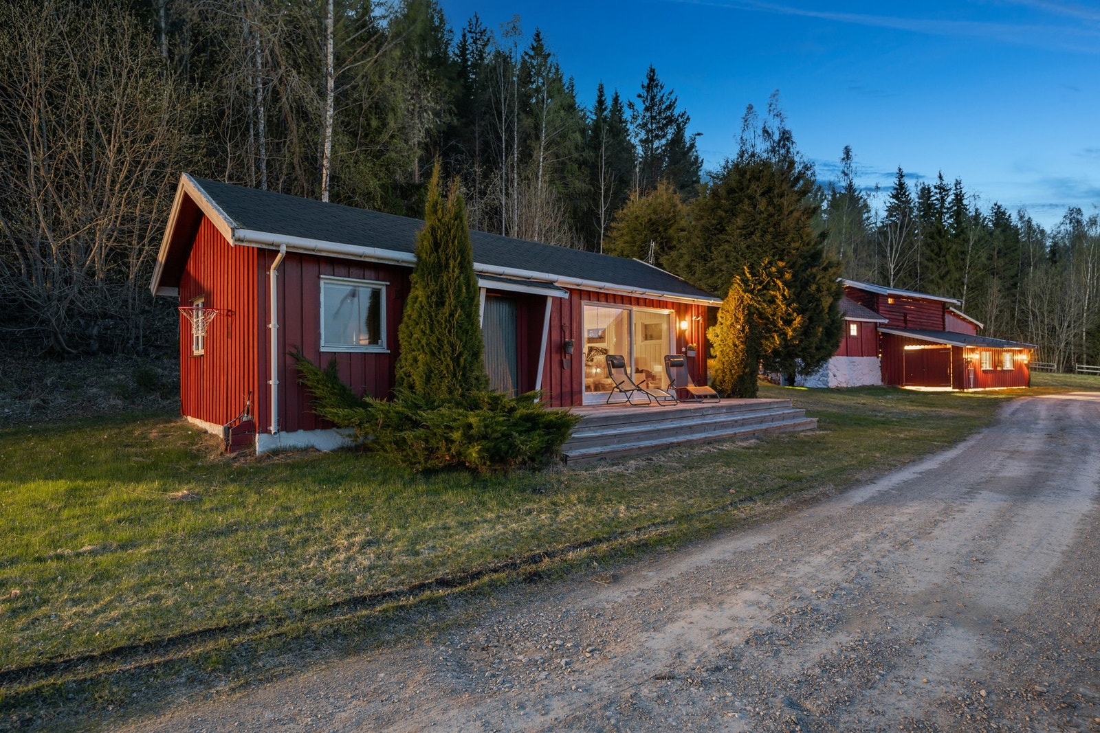 På eiendommen finner du flere bygninger, bl.a. anneks, stall, carport, m.m - Velkommen på visning! Galleribilde